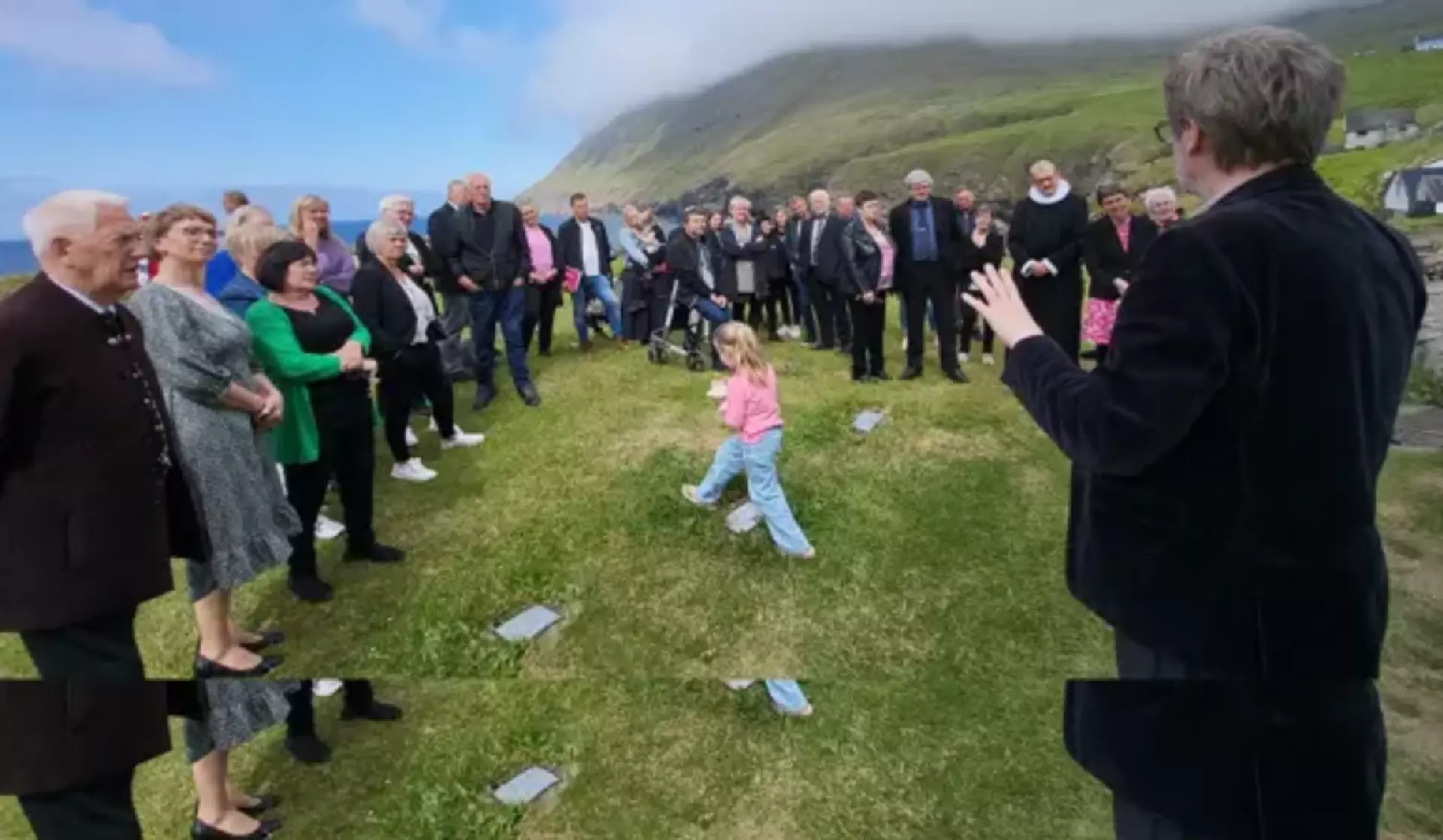 Nógv fólk var í kirkju og lýddi á, meðan Edward Fuglø greiddi frá listaverki sínum