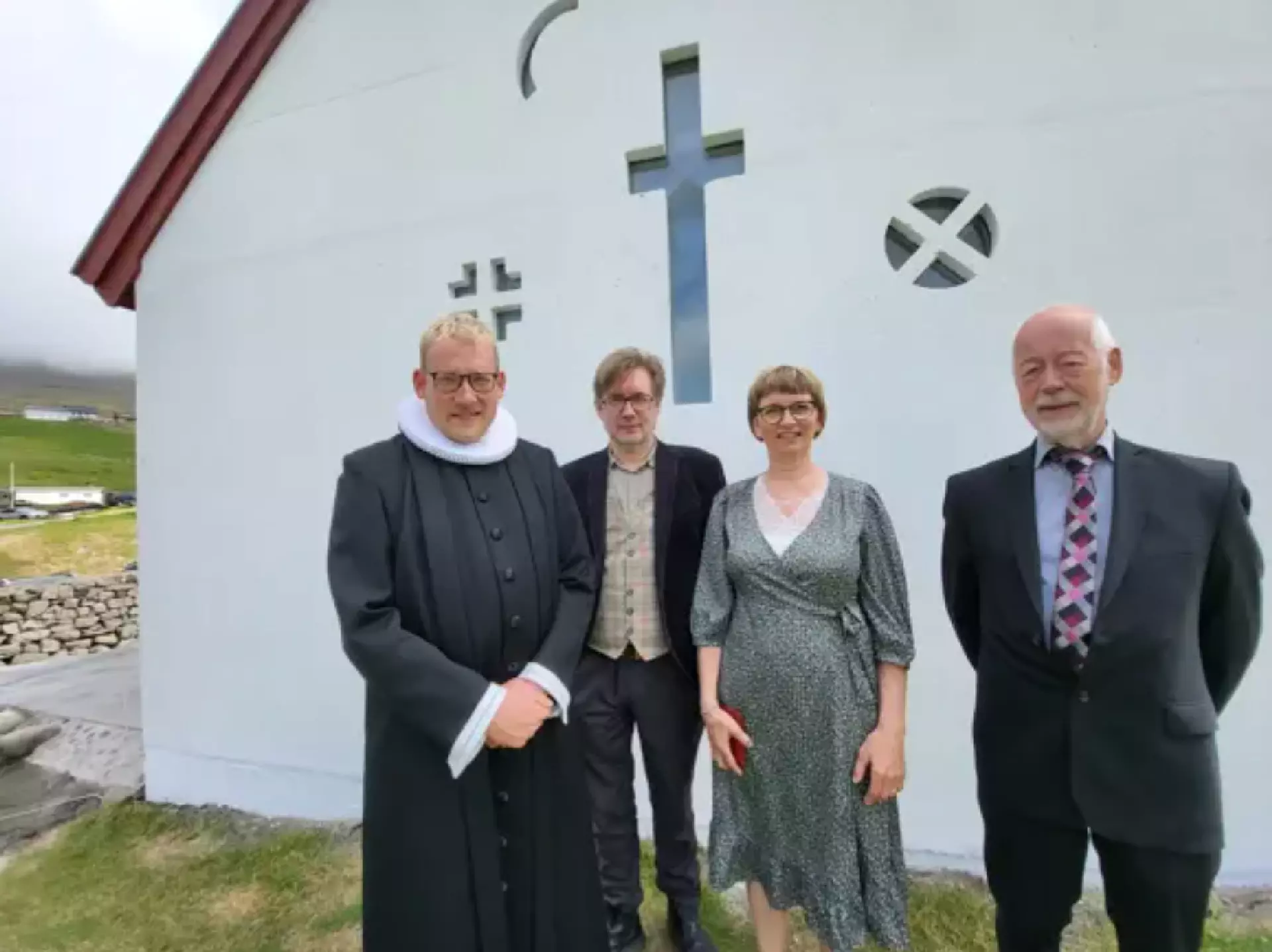 Tey eru nøgd, nú listaverkið er avdúkað: Vinstrumegin sóknarpresturin Jóannes Purkhús, listamaðurin Edward Fuglø, forkvinnan í kirkjuráðnum á Viðareiði Elsebeth Viðoy Simonsen og Hans Hendrik Mikkelsen, sum kom við hugskotinum