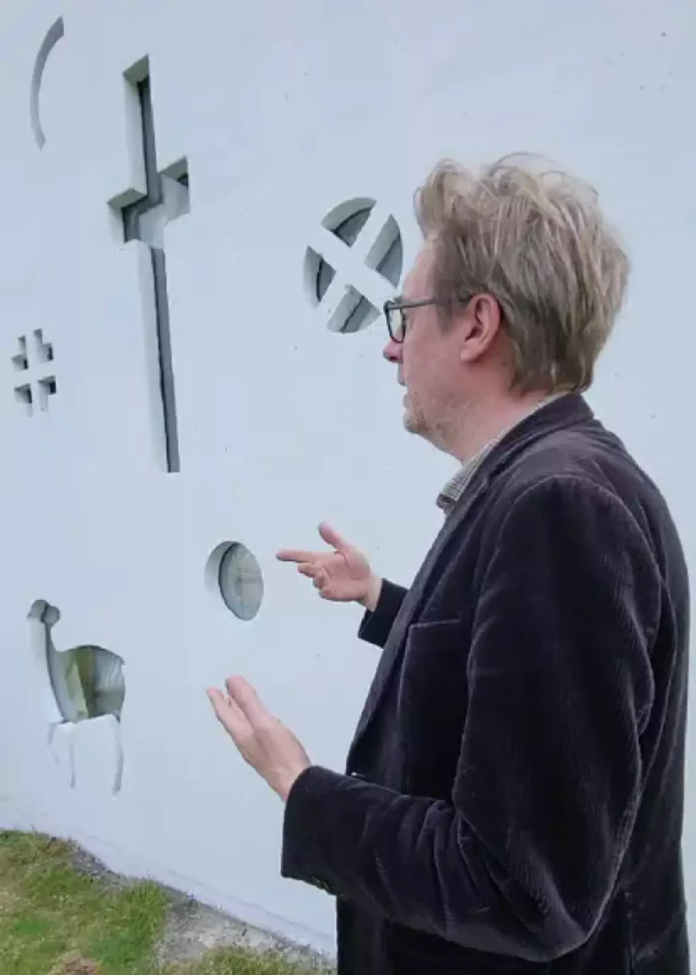 - At tað júst eru níggju slíkir rútar, hevur eisini ein symbolskan týdning, tí hetta vísir til tey níggju biðisløgini, sigur Edvard Fuglø