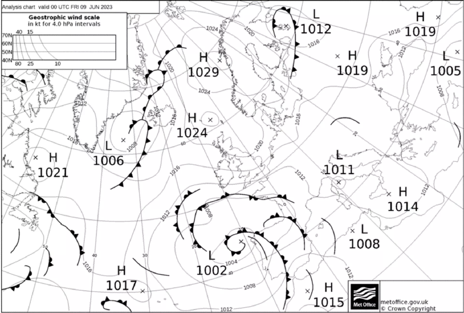 Hátrýstveður yvir Føroyar við brúgvaløgum langt vestanfyri, 9 juni 2023, klokkan 00z. Kelda: metoffice.gov.uk.