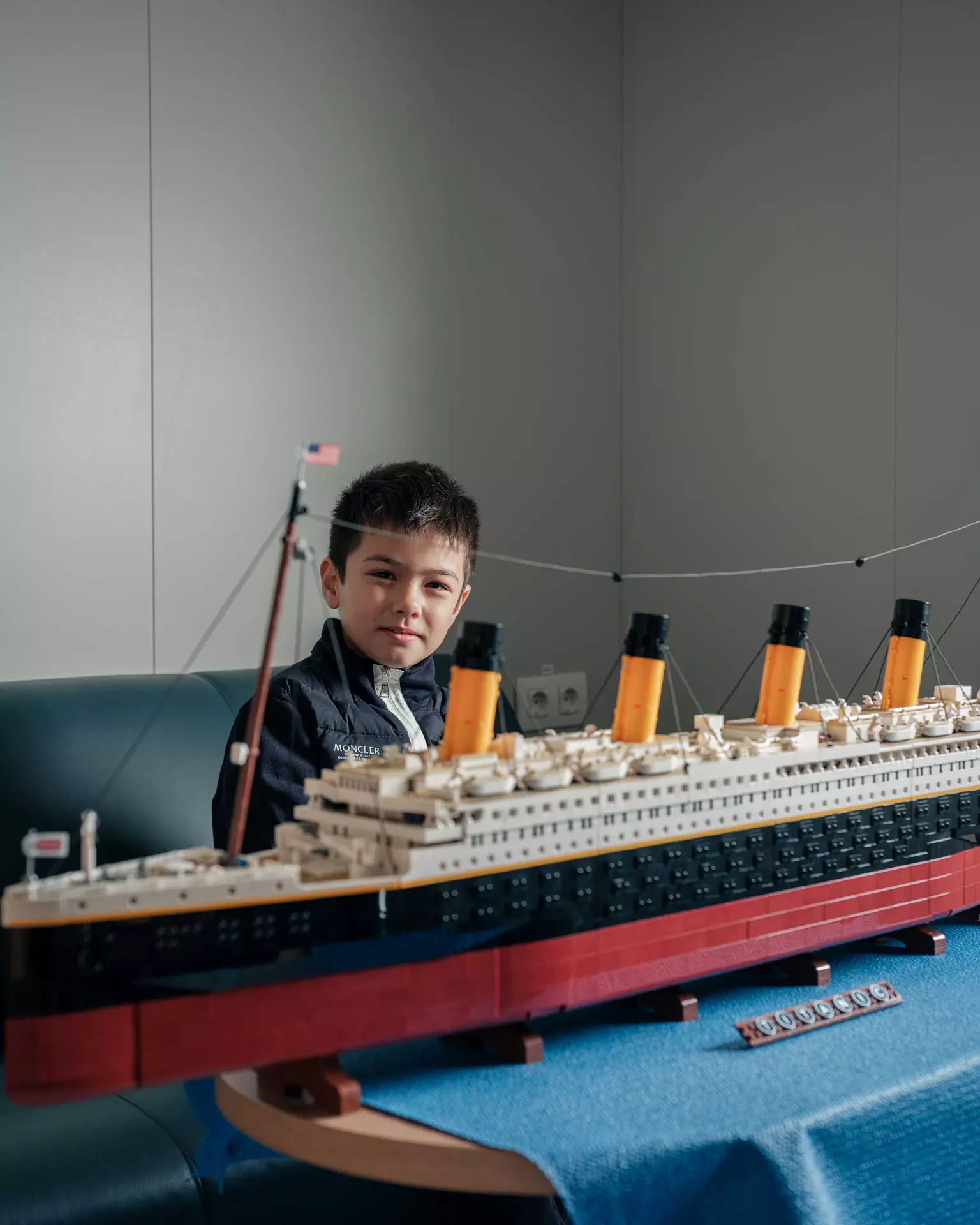 Átta ára gamli Jógvan vísir stoltur nýbygda legoskipið av Titanic fram. MYND: Benjamin Rasmussen