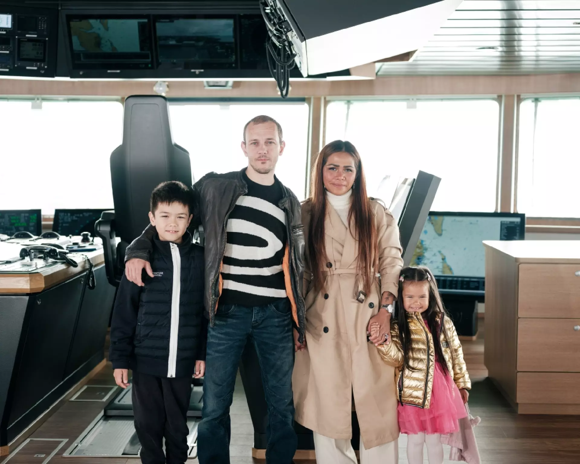 Bjarni Samson saman við familjuni á brúnni á Emerald.