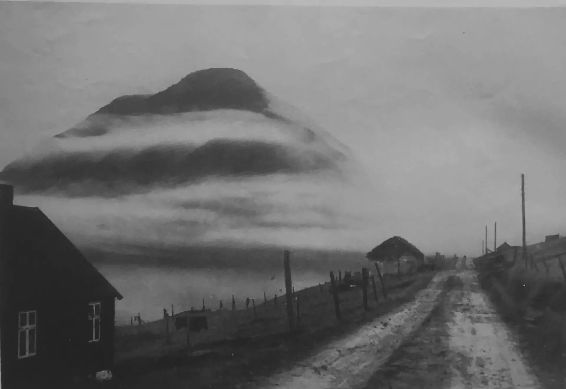 Gordon Huson tók hesa myndina undir krígnum. Her eru veðurfrøðligu viðurskiftini meira ella minni tey somu, sum tey nevnd omanfyri.