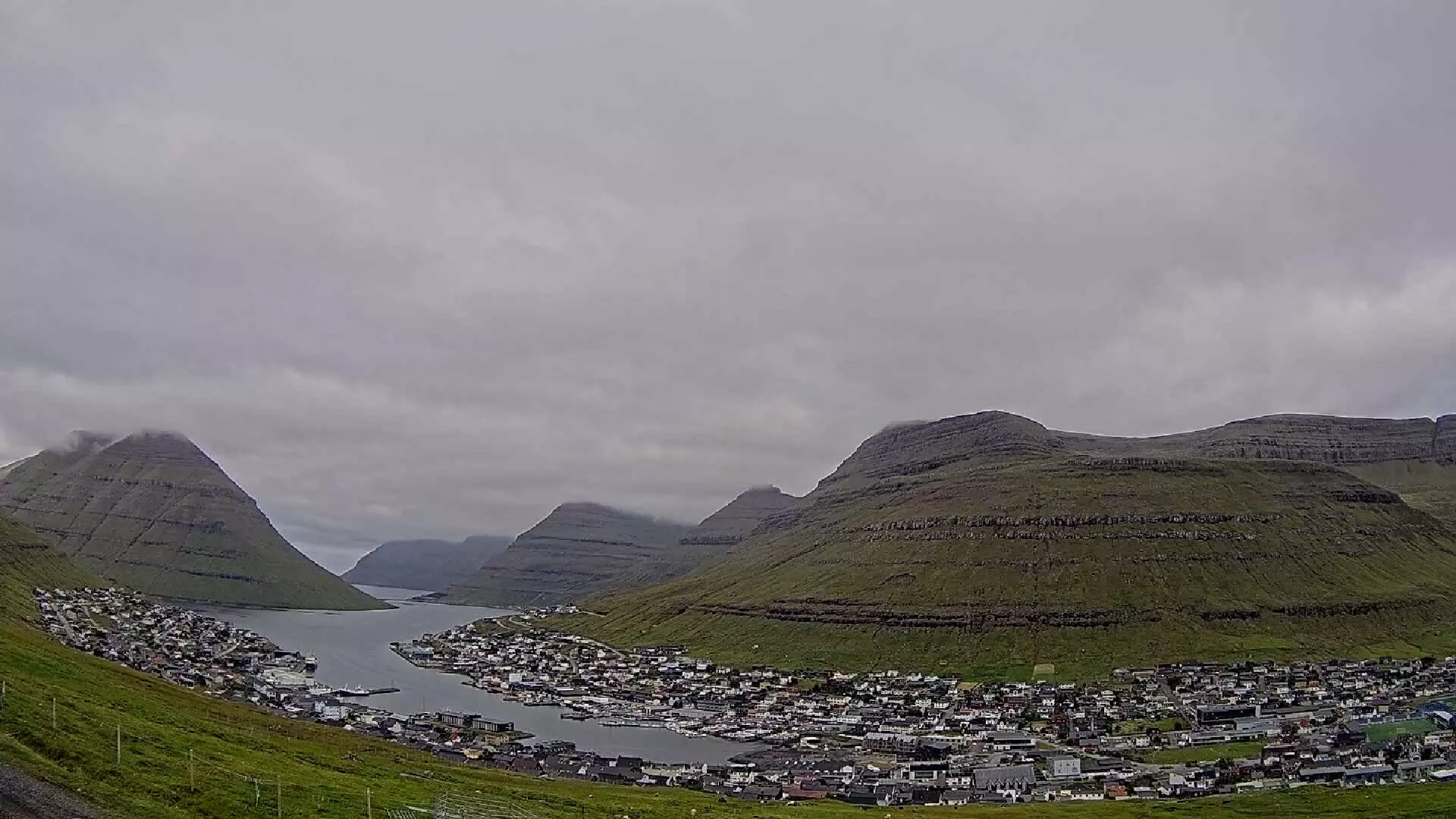 8 okta. Samdrigið. Skýggini fjala allan himmalin, einki hol er uppígjøgnum oman fyri Klaksvík
