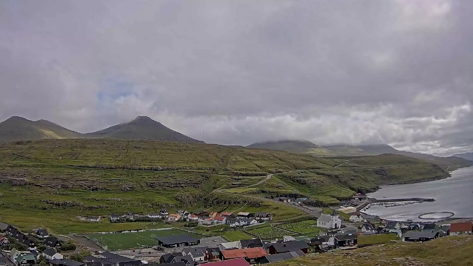 5-7 okta. Skýggjað, kanska onkur sólglotti. Bert fá hol í skýlagnum sæð av Eiði í landsynning