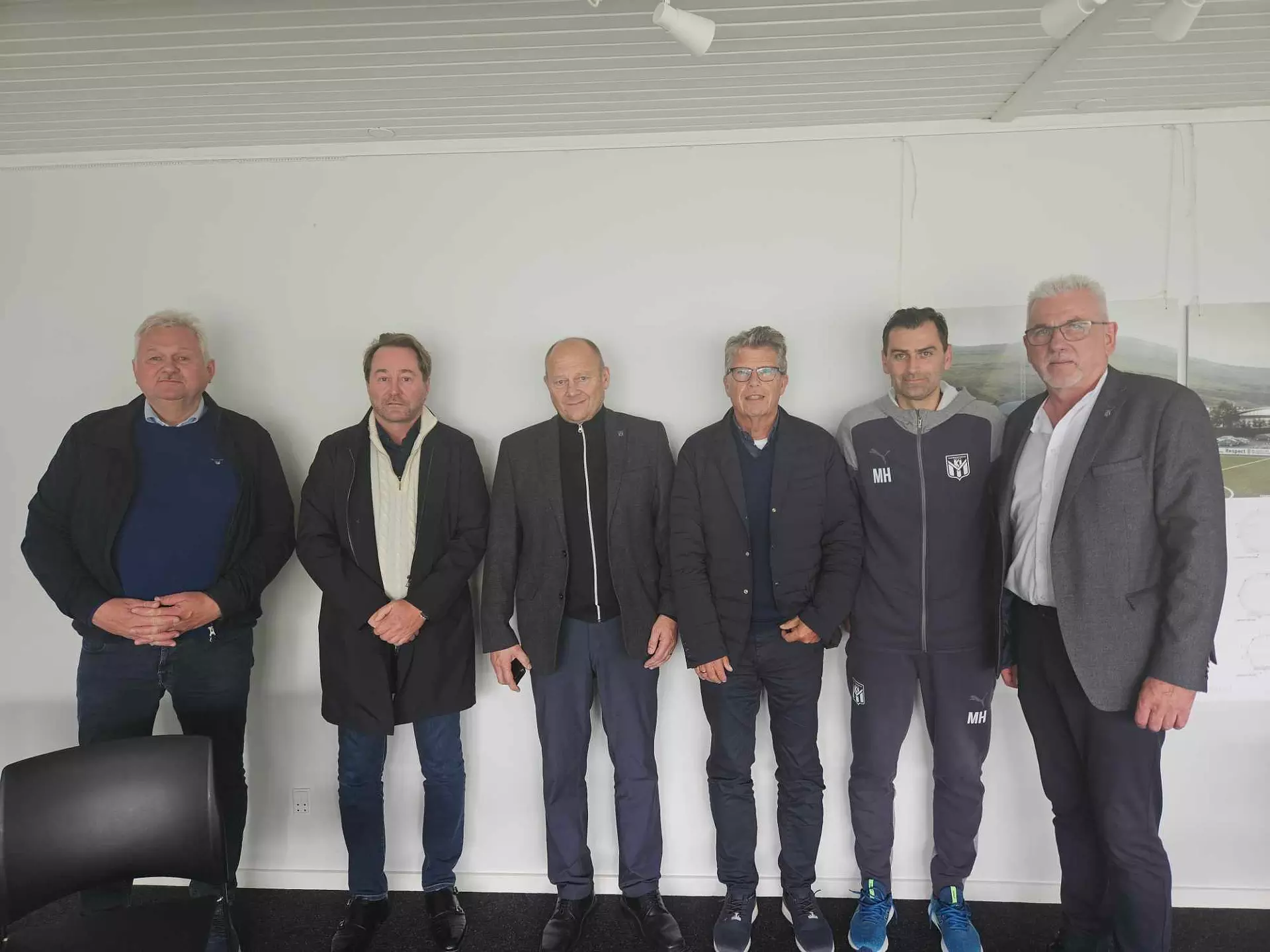 Frá vinstru: Hanus Hansen, Kjell Inge Røkke, Rúni Heinesen, Leif-Arne Langøy, Magne Hoseth og Tummas Lervig á KÍ loftinum undan dystinum.