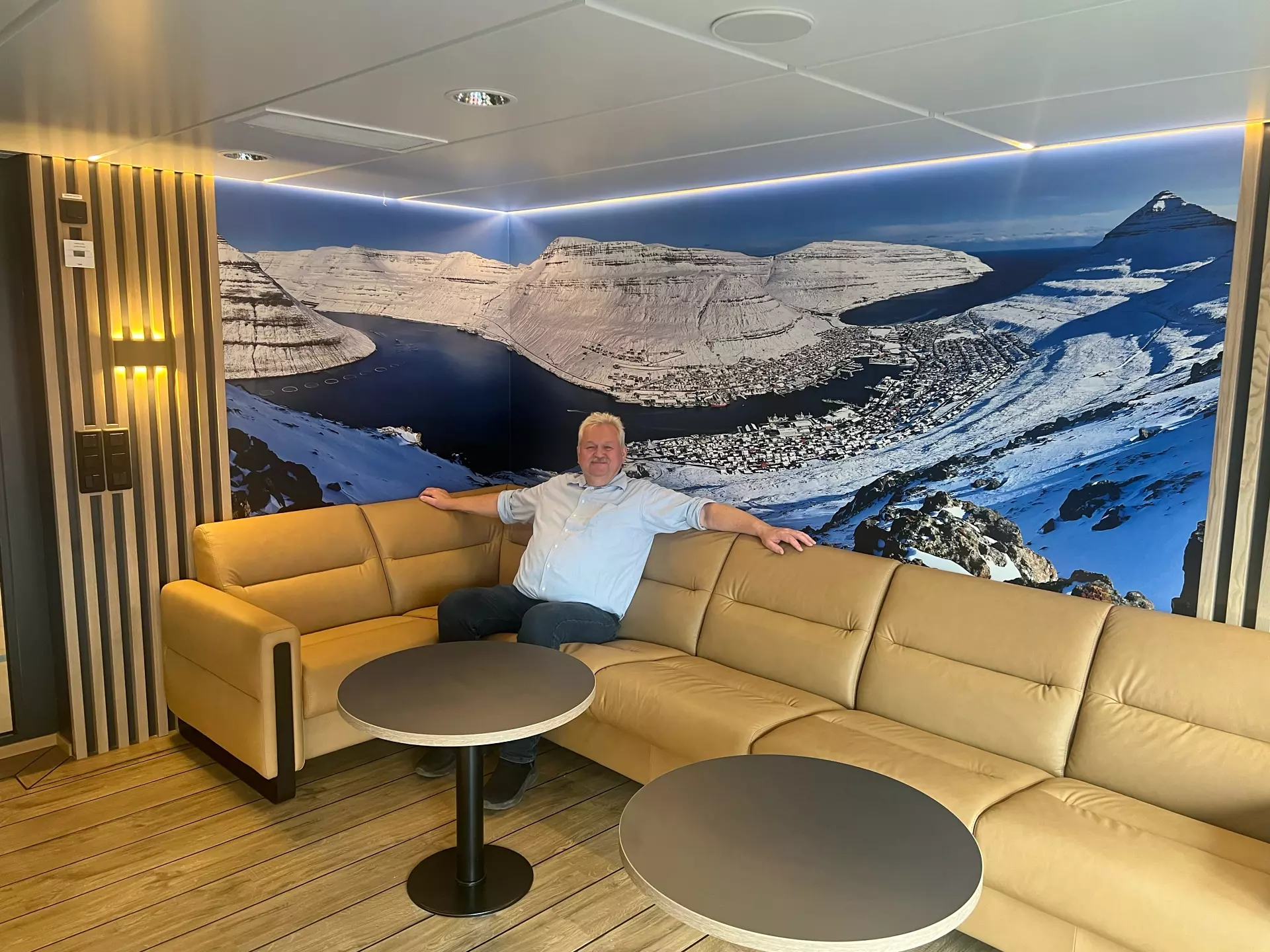 Hanus Hansen umborð á nýggja Gadus