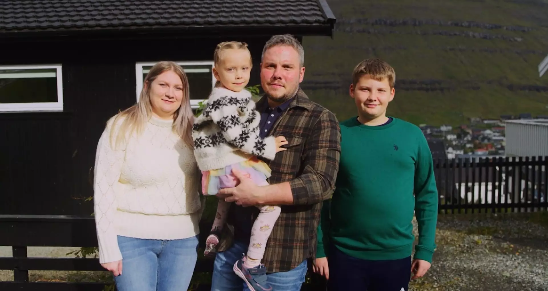Ove er ein av manningini við nýggja Gadus, og her stendur hann saman við familju síni, hvørs livibreyð er frá Gadus. Mynd frá nýggja filminum.
