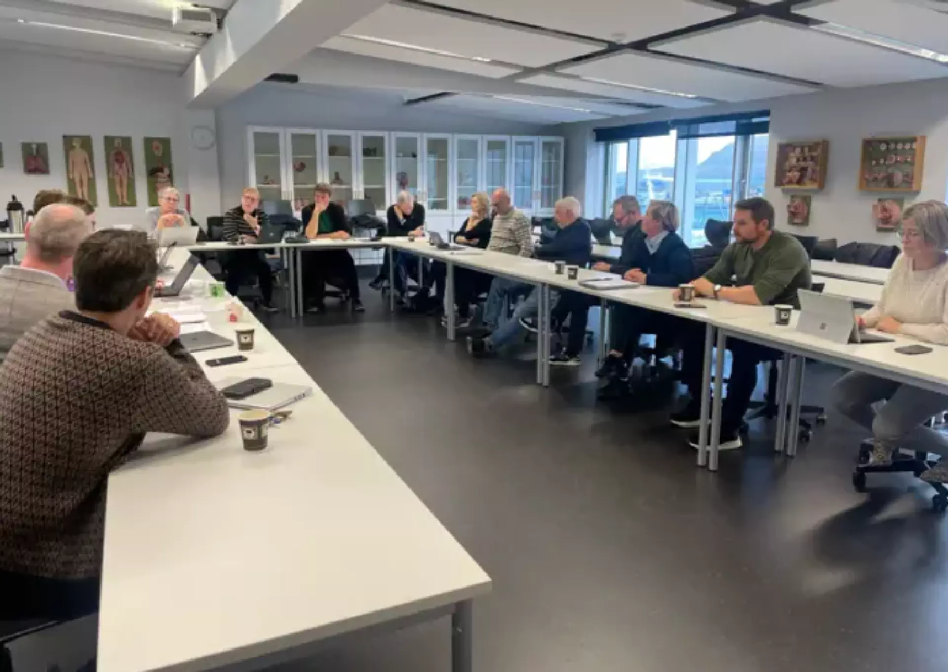 Tey, ið vóru við á hesum fyrsta fundinum, vóru Sigurð í Jákupsstovu, Umhvørvisstovan, Uni Árting, Jarðfeingi, Niels Christian Nolsøe, Jarðfeingi, Malan Mikkelsen, Heilsufrøðiliga Starvsstovan, Kim Bergkvist, Heilsufrøðiliga Starvsstovan, Jóhanna Lava Køtlum, Fiskaaling, Martin Tvede Zachariasen og Magni Mohr, Fróðskaparsetur Føroya, Annika Sølvará, Granskingarráðið, Marita Rasmussen, Havstovan, Katrin Hoydal, Umhvørvisstovan, Tróndur Leivsson, Búnaðarstovan, Herleif Hammer, Tjóðsavnið og Maria Skaalum Petersen, Granskingareindin í Sjúkrahúsverkinum