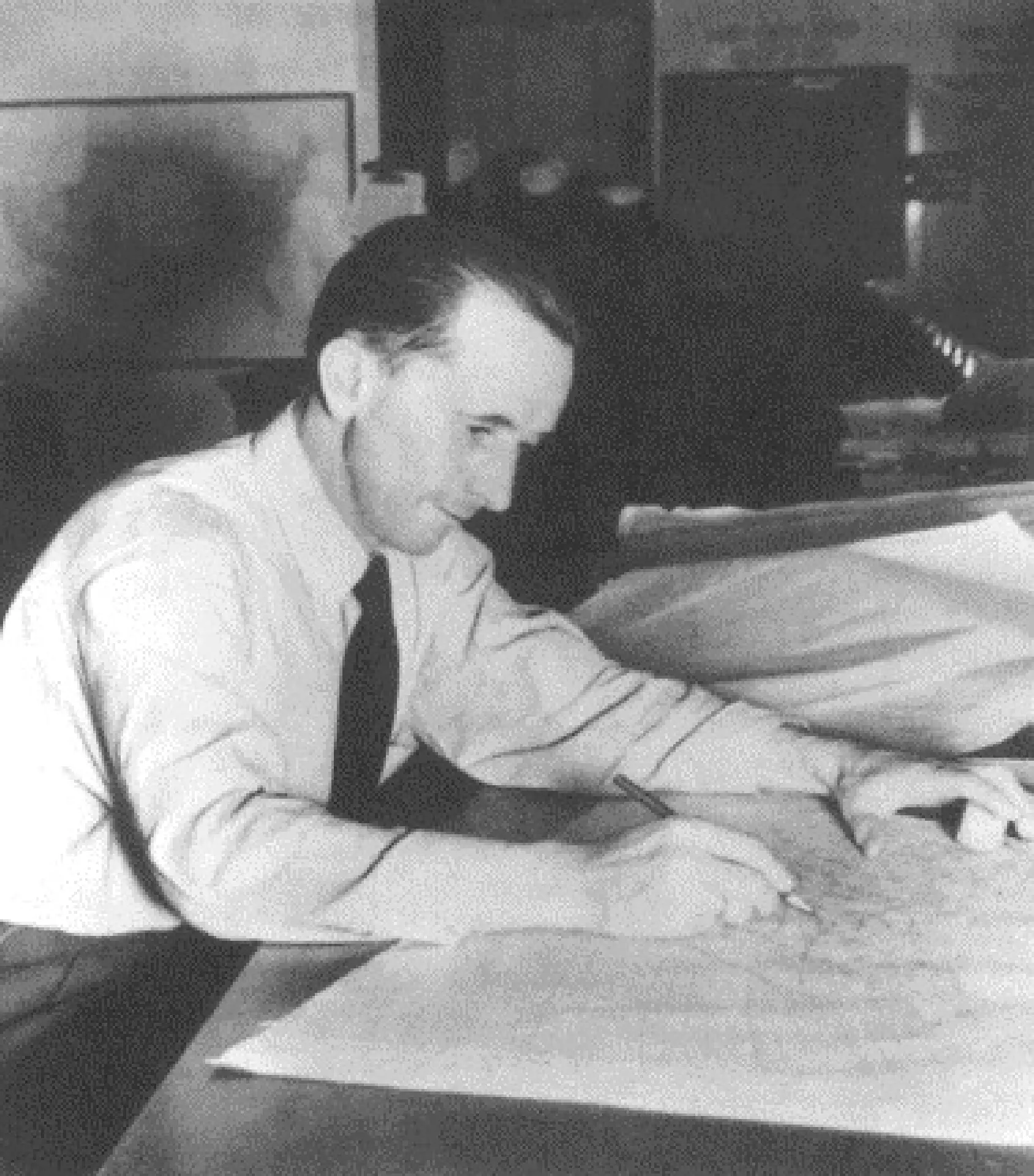 Sverre Petterssen (1898-1974) var ein av slóðbrótarunum í nýmótans veðurfrøði. Hann fekk eftir kríggið persónligt takkarskriv frá Eisenhower fyri at hava havt avgerandi leitlut at landgongdin eydnaðist so væl. Myndin er tikin á vári 1944, meðan fyrireikingarnar til D-dagin vóru í hæddini. Mynd: James Rodger Fleming.