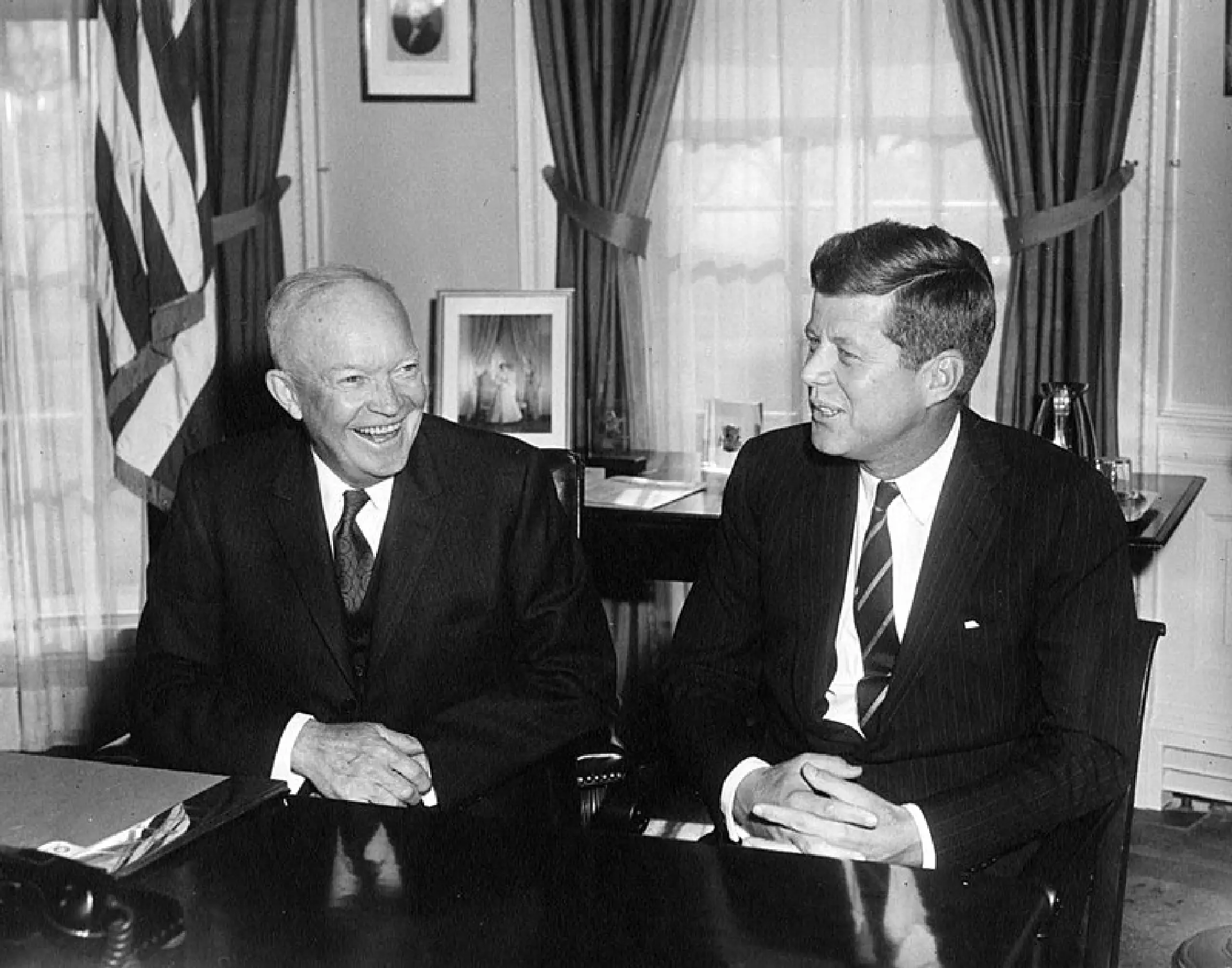 Dwight D. Eisenhower, fráfarandi forseti í USA og J.F. Kennedy tilstundandi forseti – myndin tikin í ovala kontórinum í Hvítu Húsunum, 6. december 1960. Mynd JFK Library