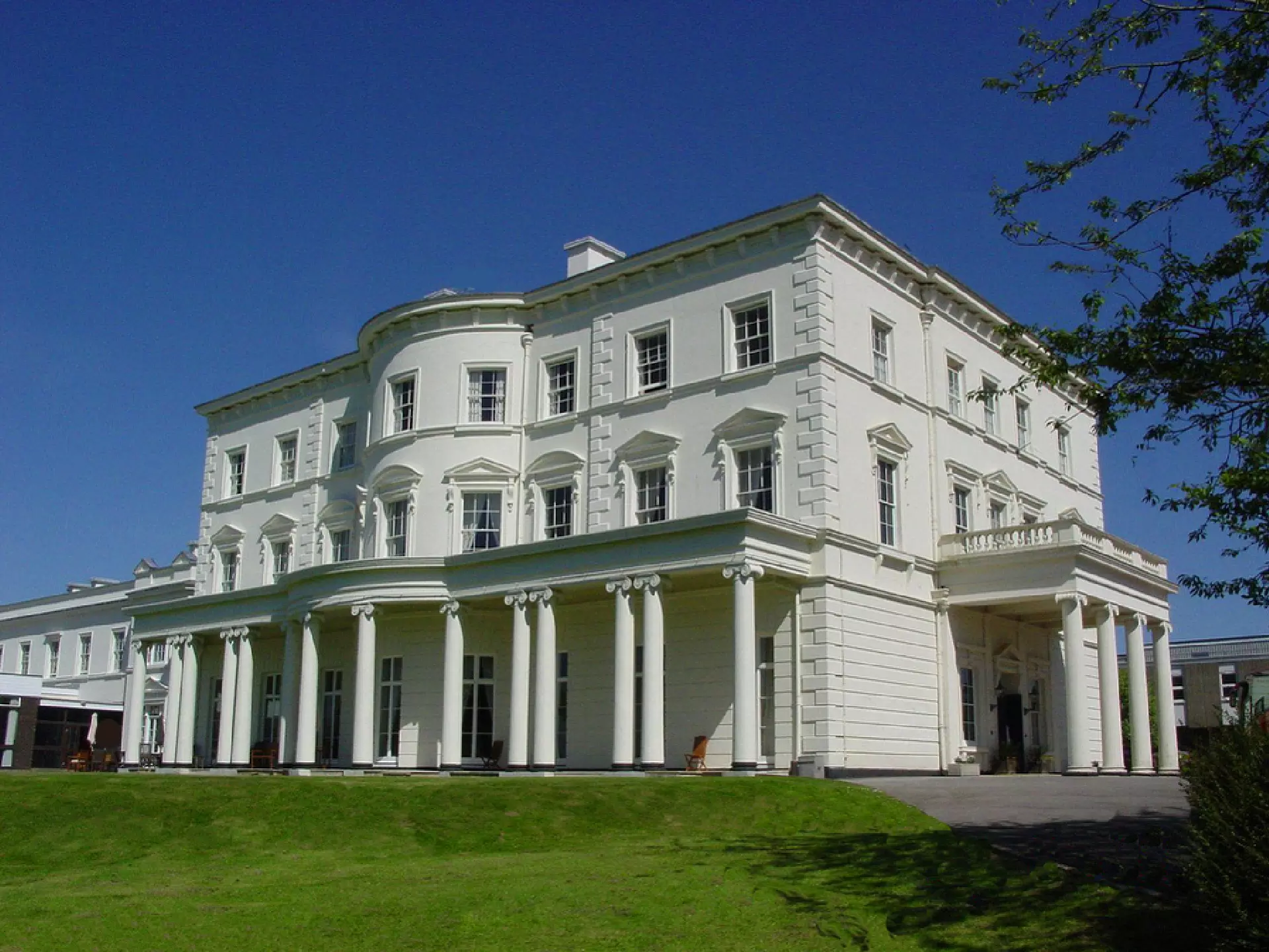 Southwick House í Suðuronglandi, eitt sindur eystan fyri Portsmouth. Í 1944 flutti øll ovasta herleiðslan inn í húsini at gera fyrireikingarnar til D-dagin lidnar. Í dag er eitt savn inni í húsunum, og til ber at síggja m.a. øll kortini og annað, sum hevði við D-dagin at gera. Mynd: Amber Kincaid