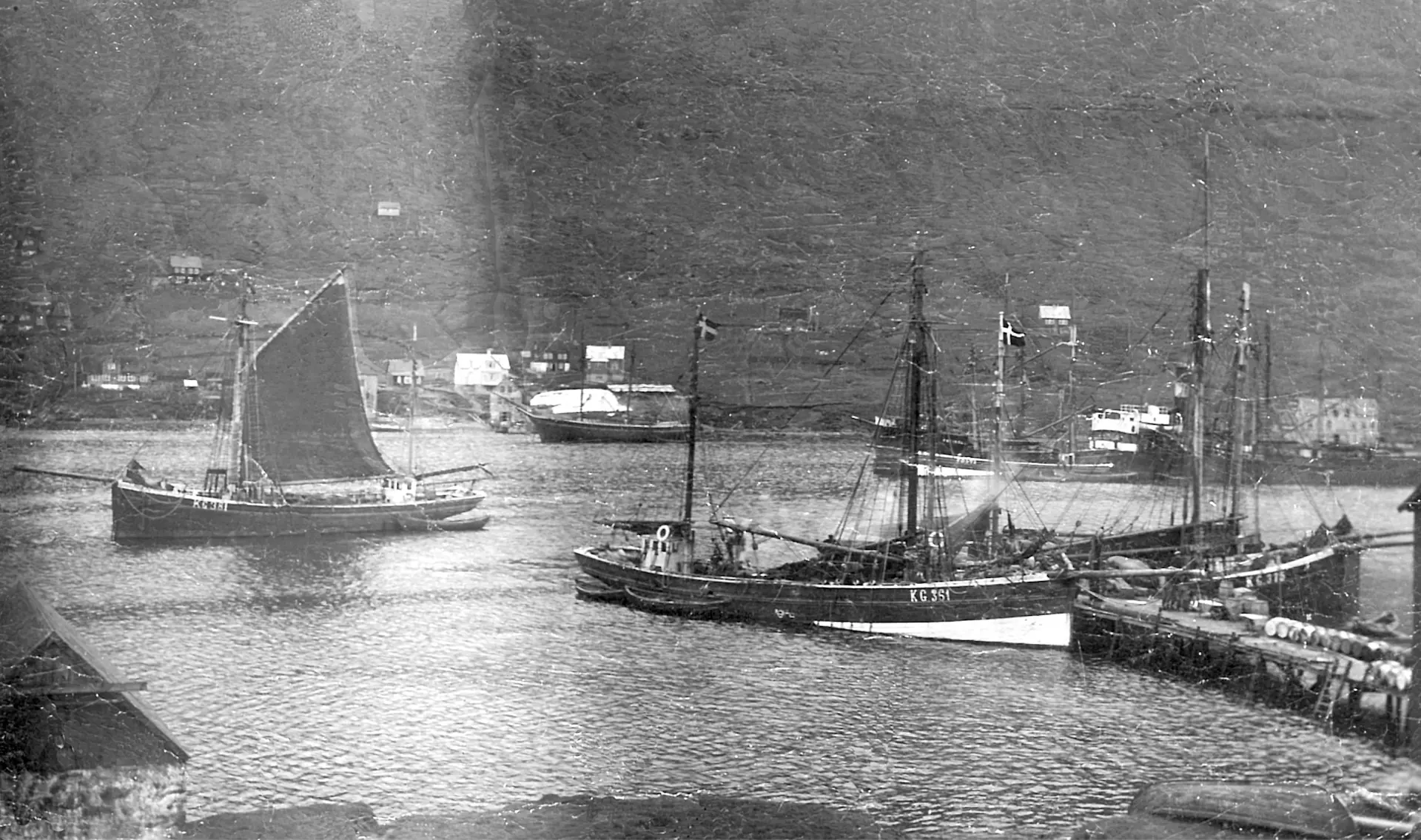Klaksvík í 1932. Carlton liggur fyri teymi, meðan Fugloy og Coronet (svarta sluppin) liggja við bryggju. Hinumegin vágna skonnartin Karen. Mynd: Fjallheim