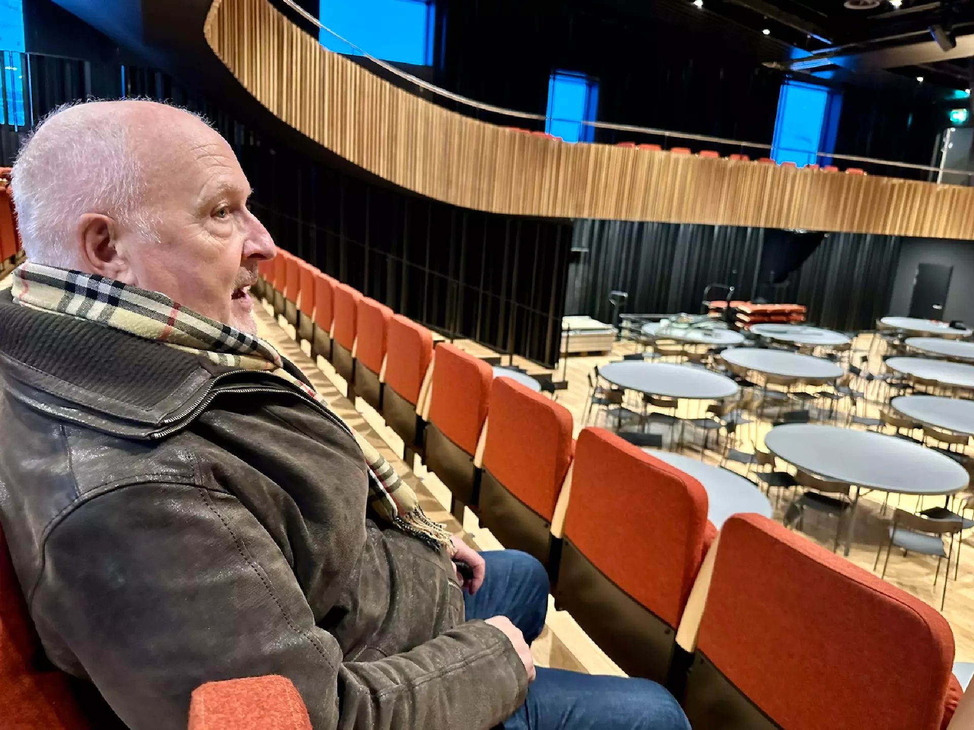 Áki nýtir góðu sitiplássini í stóra salinum. Mynd: Dávur Winter
