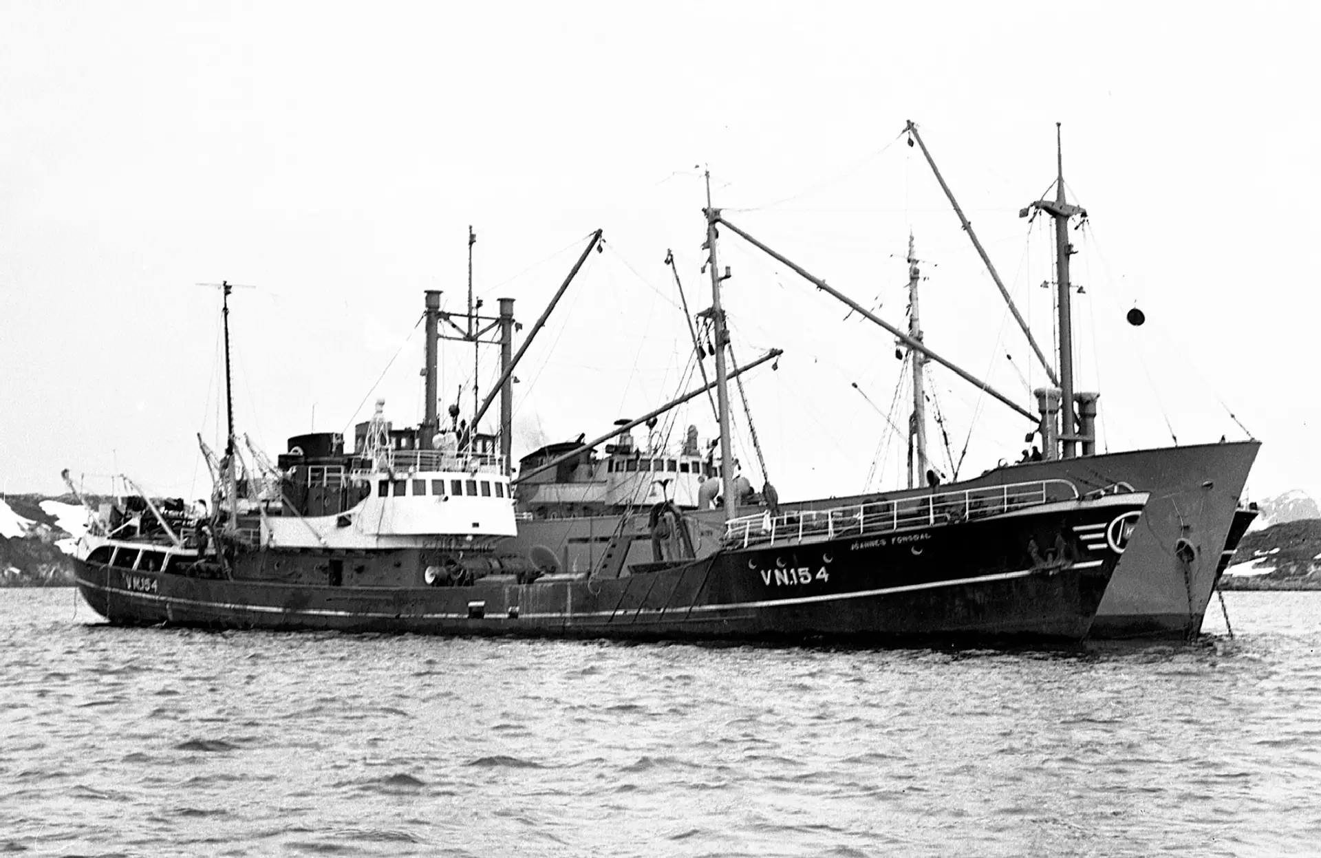 Jóannes Fonsdal VN 154 hevur lagt at farmaskipi í Føroyingahavnini. Hinumegin hómast Fiskanes. Mynd: Karmal Olsen