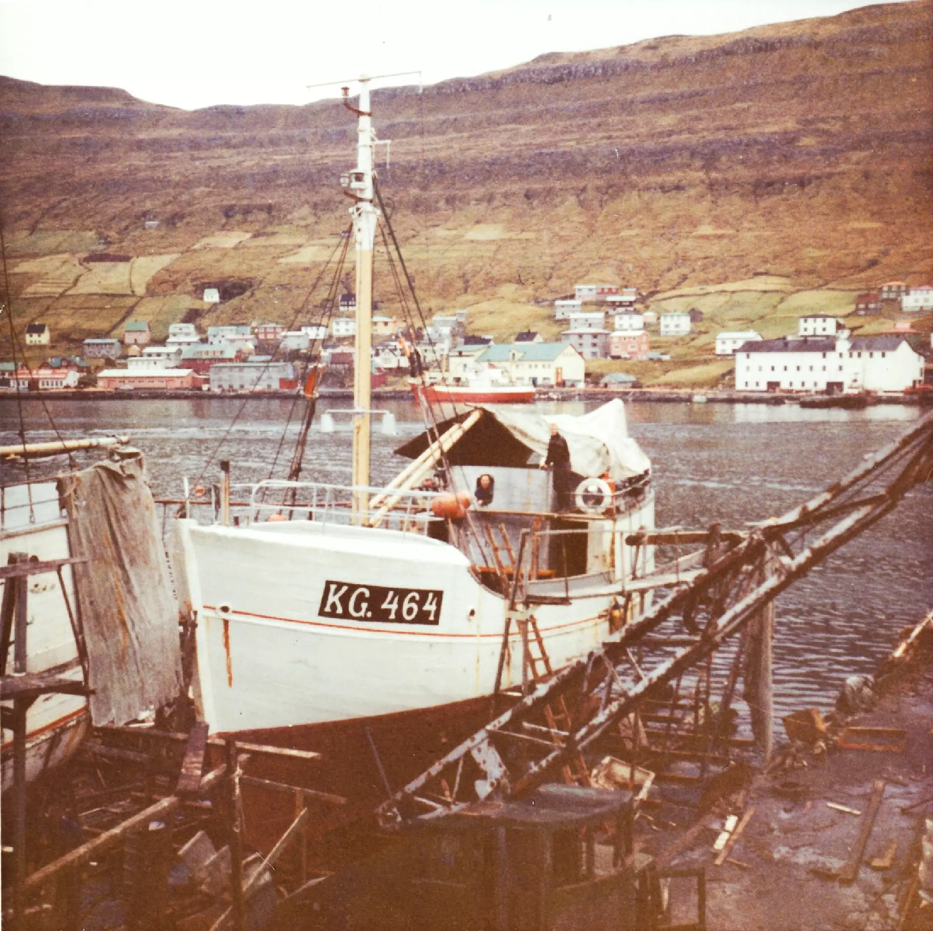 Havnatindur KG 464 verður umvældur á Lítlu beding. Har var hann eisini smíðaður í 1947. Mynd: Jákup Pauli Sólbjørg