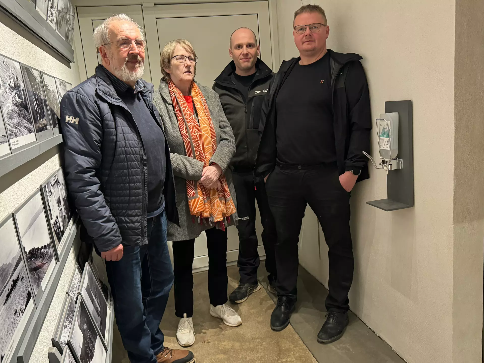 Nevndin í Krígssavninum heldur fram óbroytt. Vinstrumegin frá er tað Karl Jóhan Nielsen, formaður, Marna Jacobsen, skrivari, Magnus á Stongunum, nevndarlimur, og Fróði H. Poulsen, kassameistari. Klæmint Weihe, næstformaður, vantar á myndini