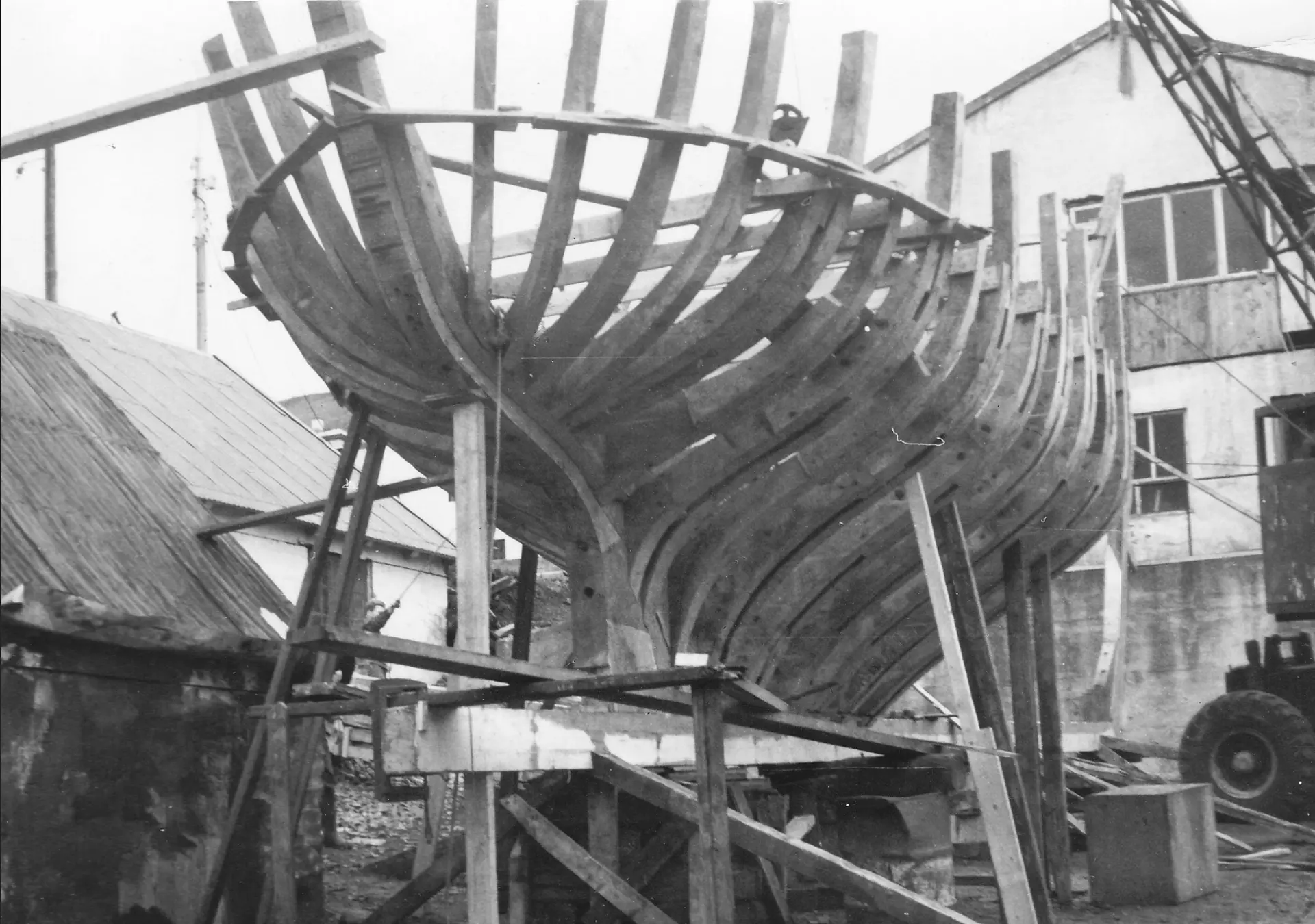 Skipasmiðjan við Ravnagil (Lítla beding) í Klaksvík í 1965. Teir smíða Árnabúgvan. Mynd: Jákup Pauli Sólbjørg