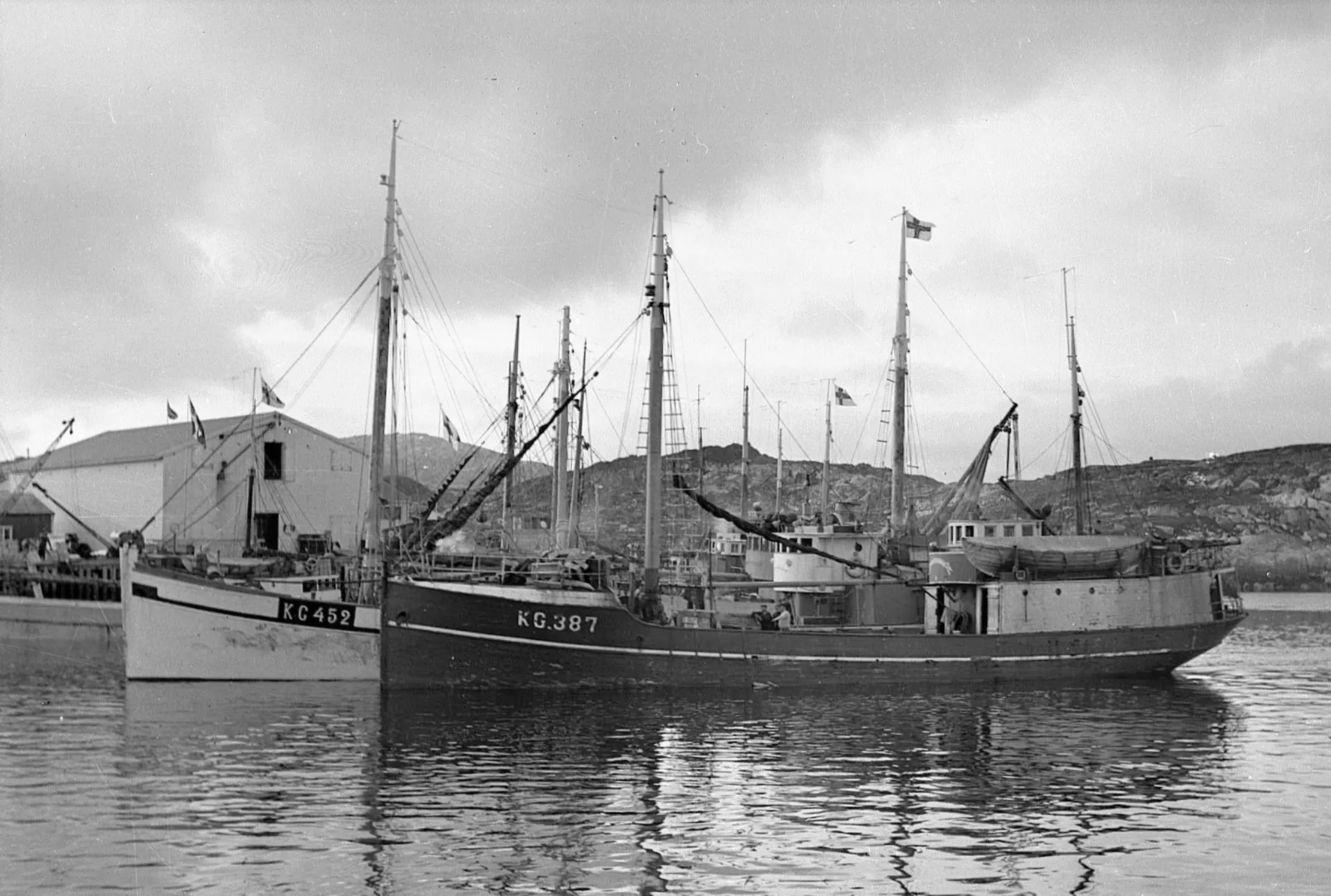 Polarstjørnan KG 387 (umbygd) uttan á Atlantsfarinum í Føroyingahavnini. Eisini hon var smíðað í 1926 í Sunde í Noregi. Mynd Karmal Olsen