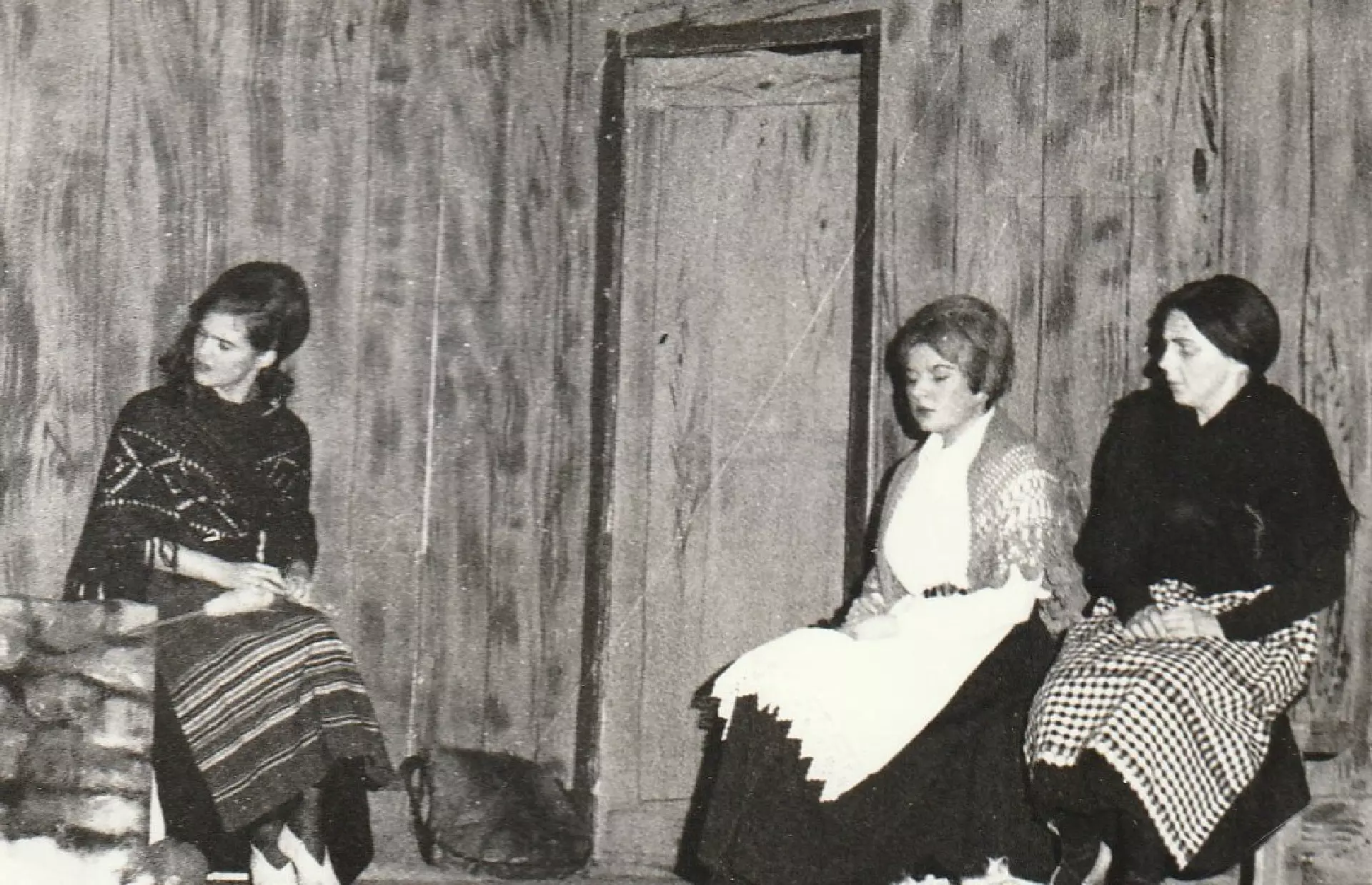 MAGNUS í febr 1957 á ovastu hædd í Føroya Banka. Frá vinstru Lisbeth Solmunde Samuelsen, AnnaThomsen og Adelborg