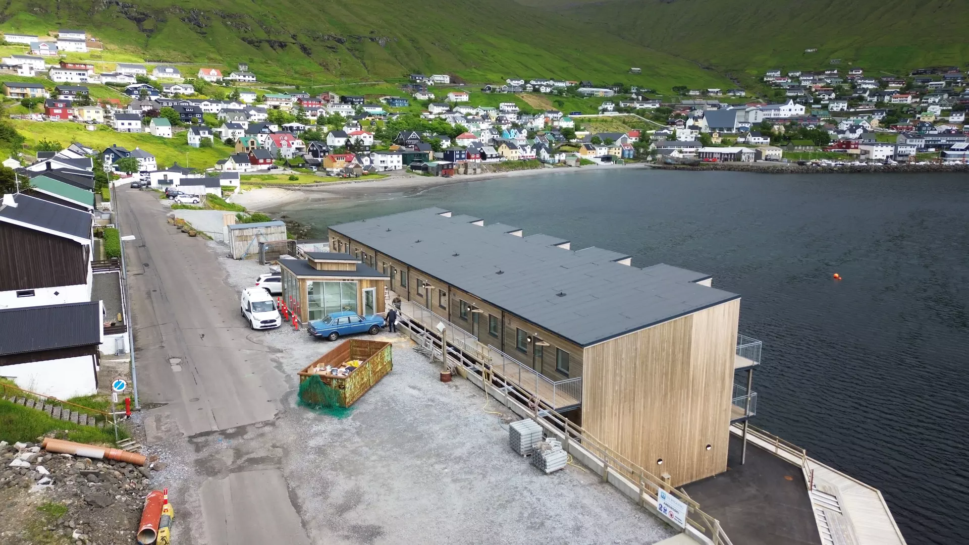 Nýggi leiguíbúðarbygningurin hjá Bústøðum í Fuglafirði liggur væl fyri Úti við land.
