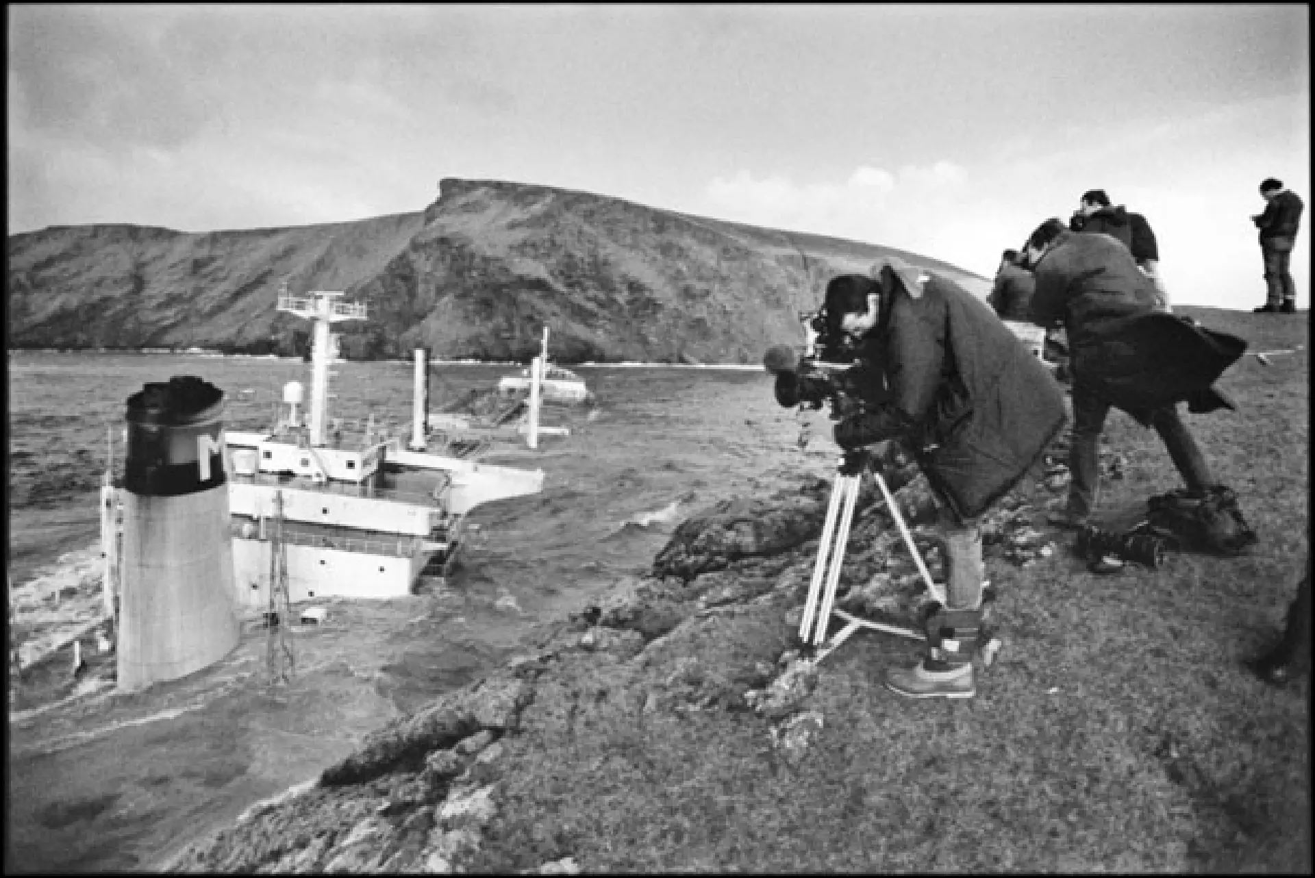 Øll heimspressan var í Hetlandi hesar dagarnar beint eftir árskiftið. Seinasta stóra oljudálkingin hevði verið í einum fjarskotnum stað í mars í 1989 í Alaska, tá ið Exxon Valdez rendi á land, og 37.000 tons av ráolju fóru í havið. Hesaferð var meiri enn tvífalt so nógv olja umborð.
