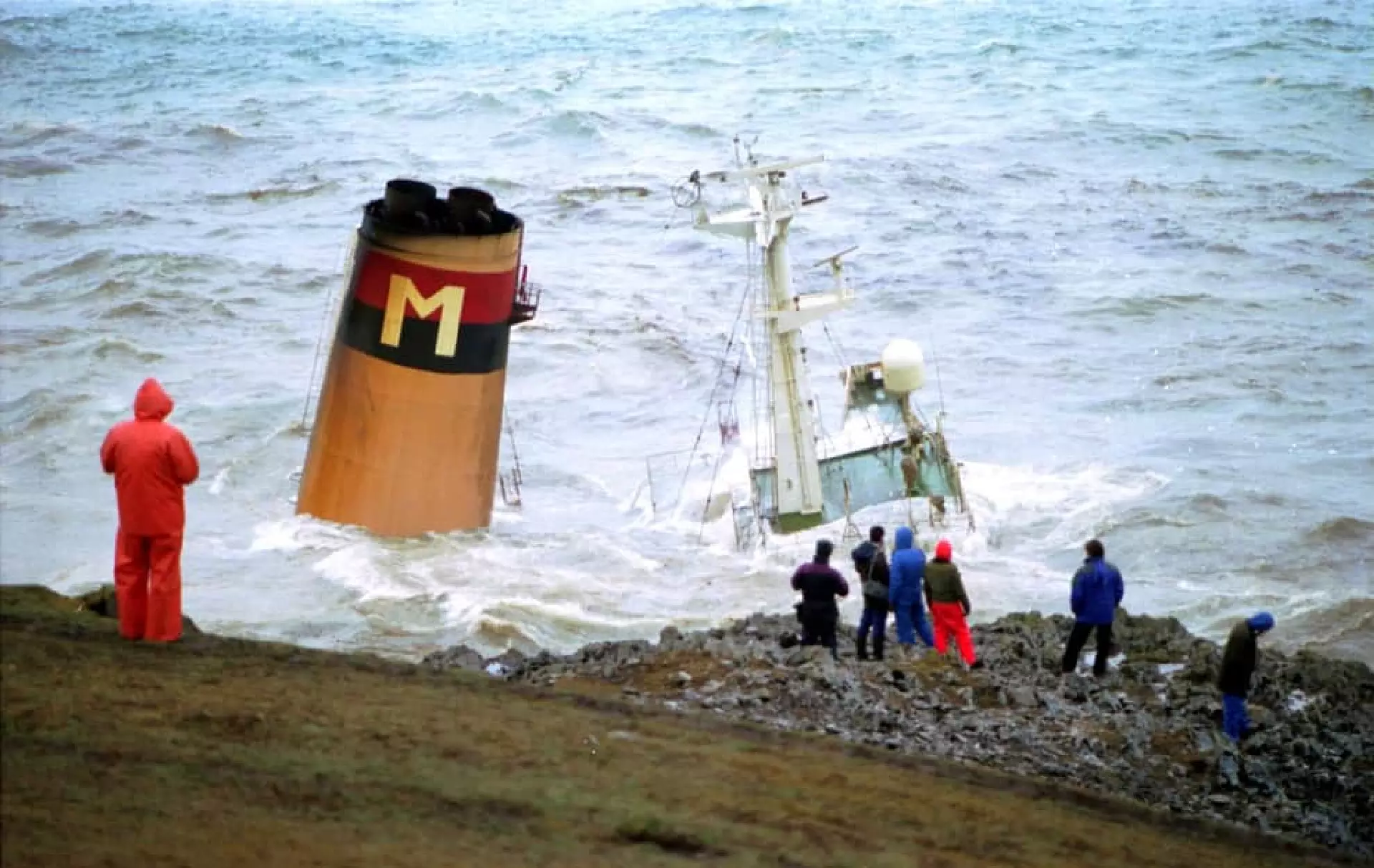 Braer sakk til endans beint úr fjøruni í Quendale Bay eftir at øll oljan í lastini var farin í havið. Fólk á landi kundu ikki gera annað enn at hyggja. 85.000 túsund tons av olju í havinum í nærumhvørvinum. Ímyndi tykkum stúranina, sum var í Hetlandi hesar dagarnar. Tá ið Olshana fóa á land við Flesjarnar í 2007, vóru 270 tons av olju umborð.