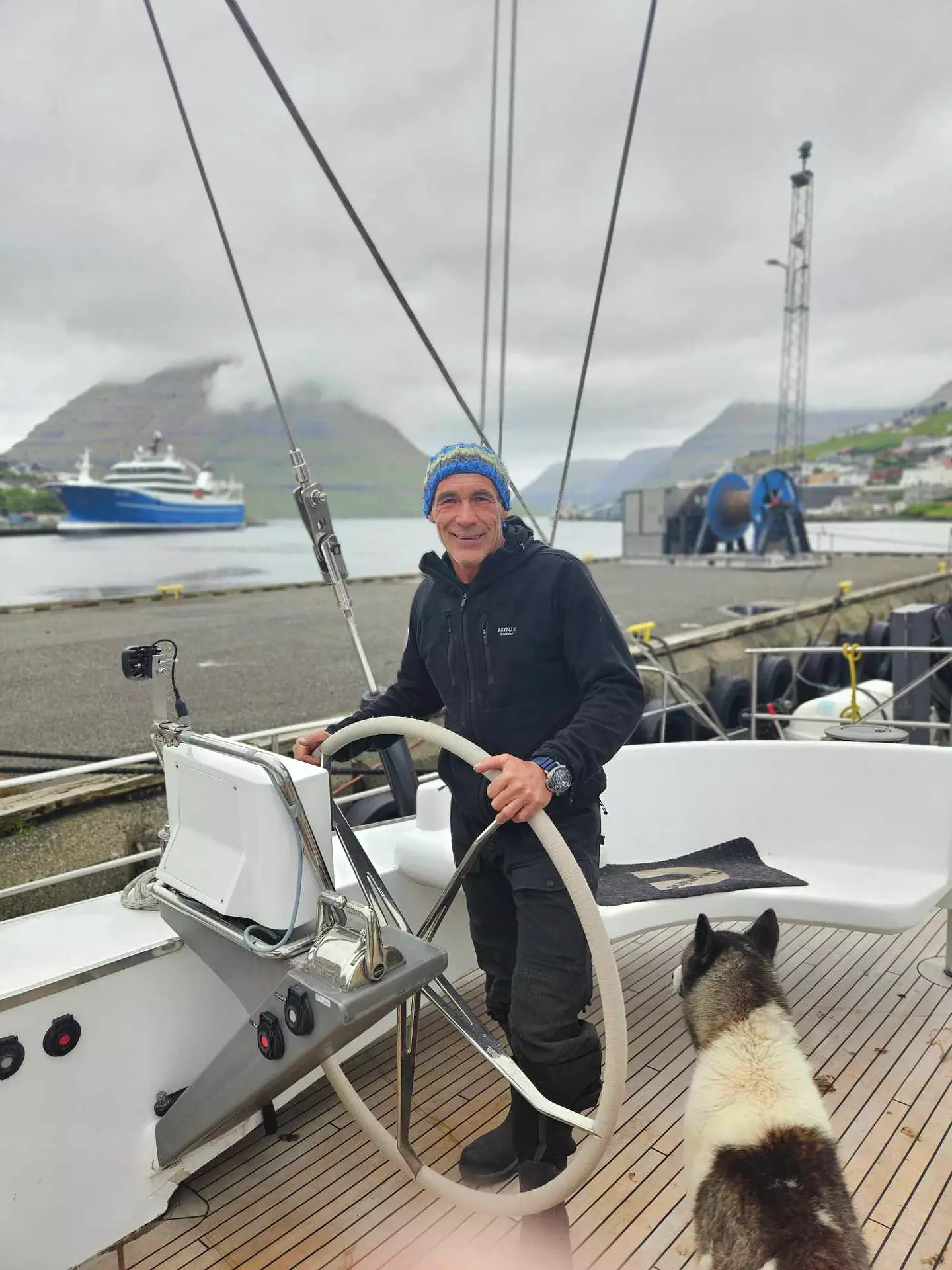 Mike Horn við róðrið á báti sínum. Um eg skuldi bygt bátin við dagsins marknaðarprísum hevði tað kosta eini 15 mililónir euro, t.e uml 111 miilliónir krónur.