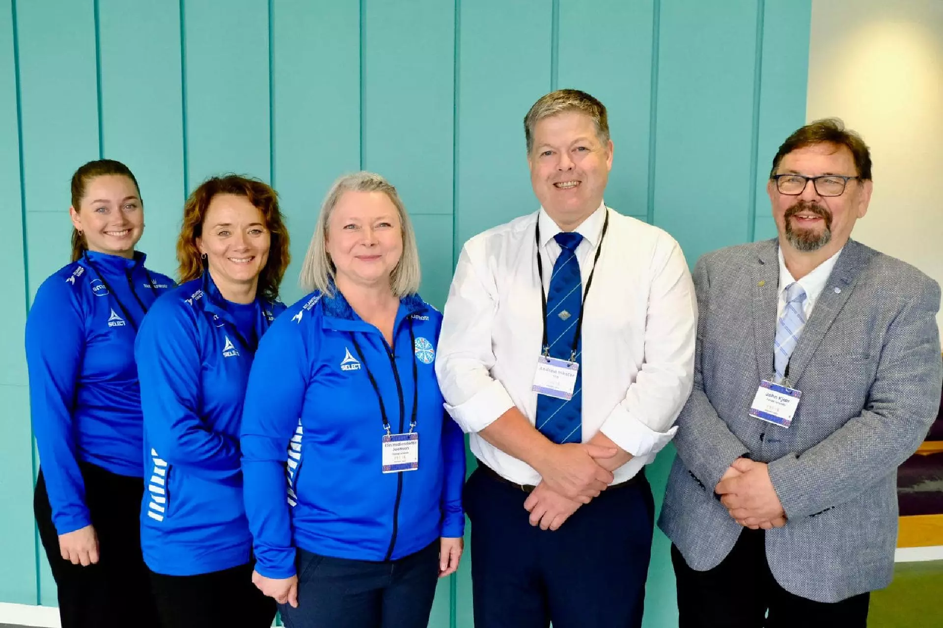 Anna Maria Toftegaard, starvsnevndarlimur í ÍSF, Solby Christiansdóttir, oyggjaleikasamskipari, Elin Heðinsdóttir Joensen, forseti í ÍSF, Andrew Inkster, formaður í IIGA og John Kjær, serligur oyggjaleikaráðgevi hjá ÍSF.