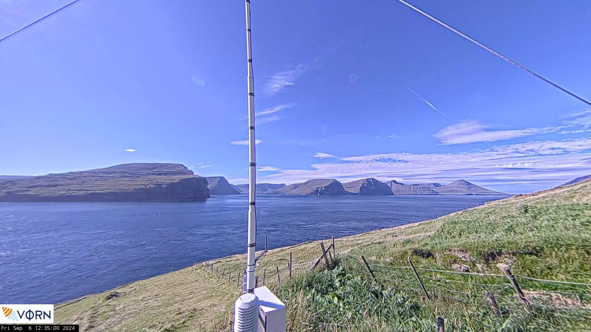 Vestanbakkin sæst í havsbrúnni vestan fyri eiðið (Viðareiði). Tá ið fólk á Kirkju sóu hetta á kvøldi, var góður hoyterri dagin eftir.