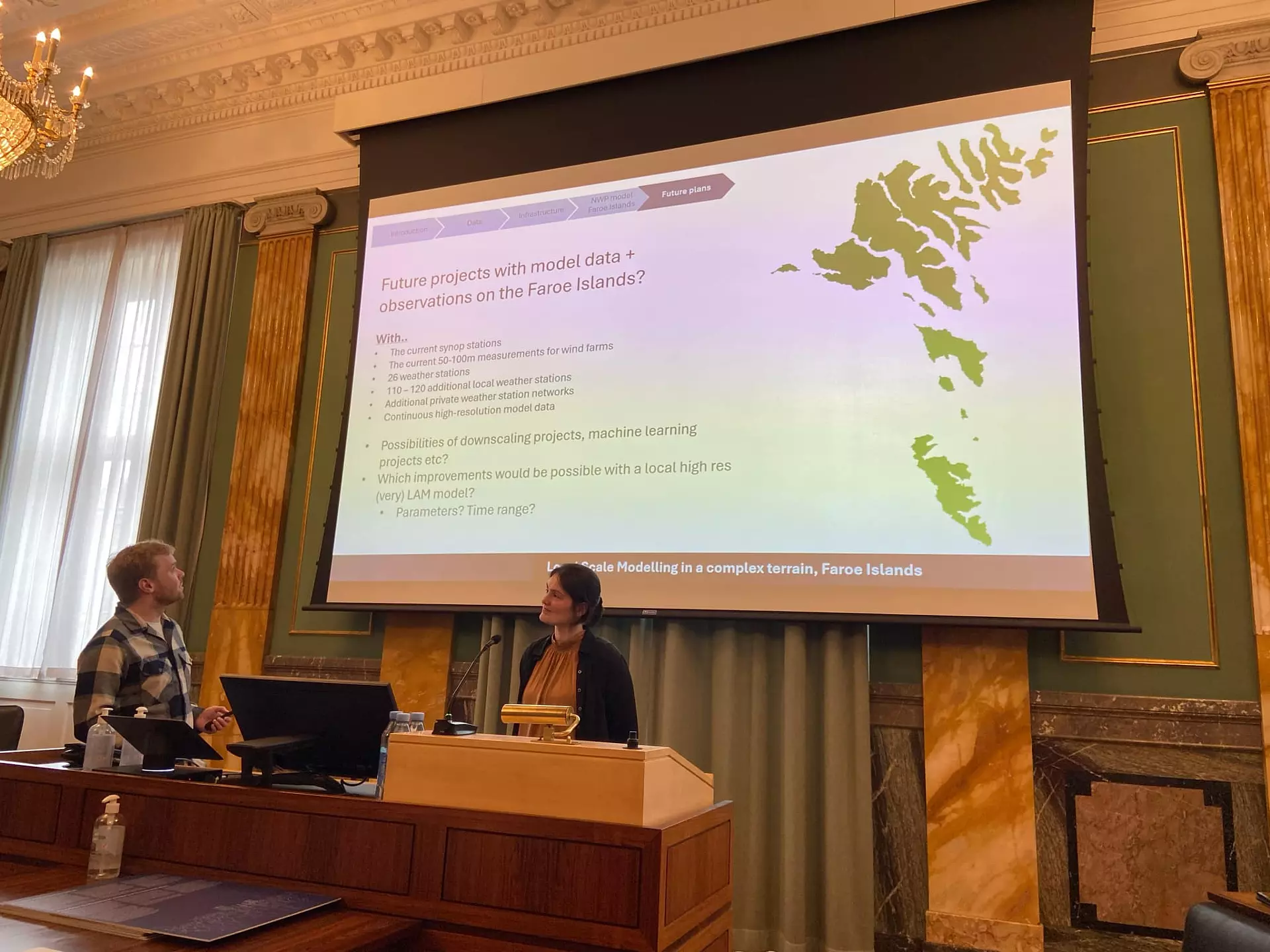 Andrias Gregoriussen og Turið Poulsen greiða norðurlenskum veðurfrøðingum frá um veðurviðurskiftini í Føroyum á NMM33