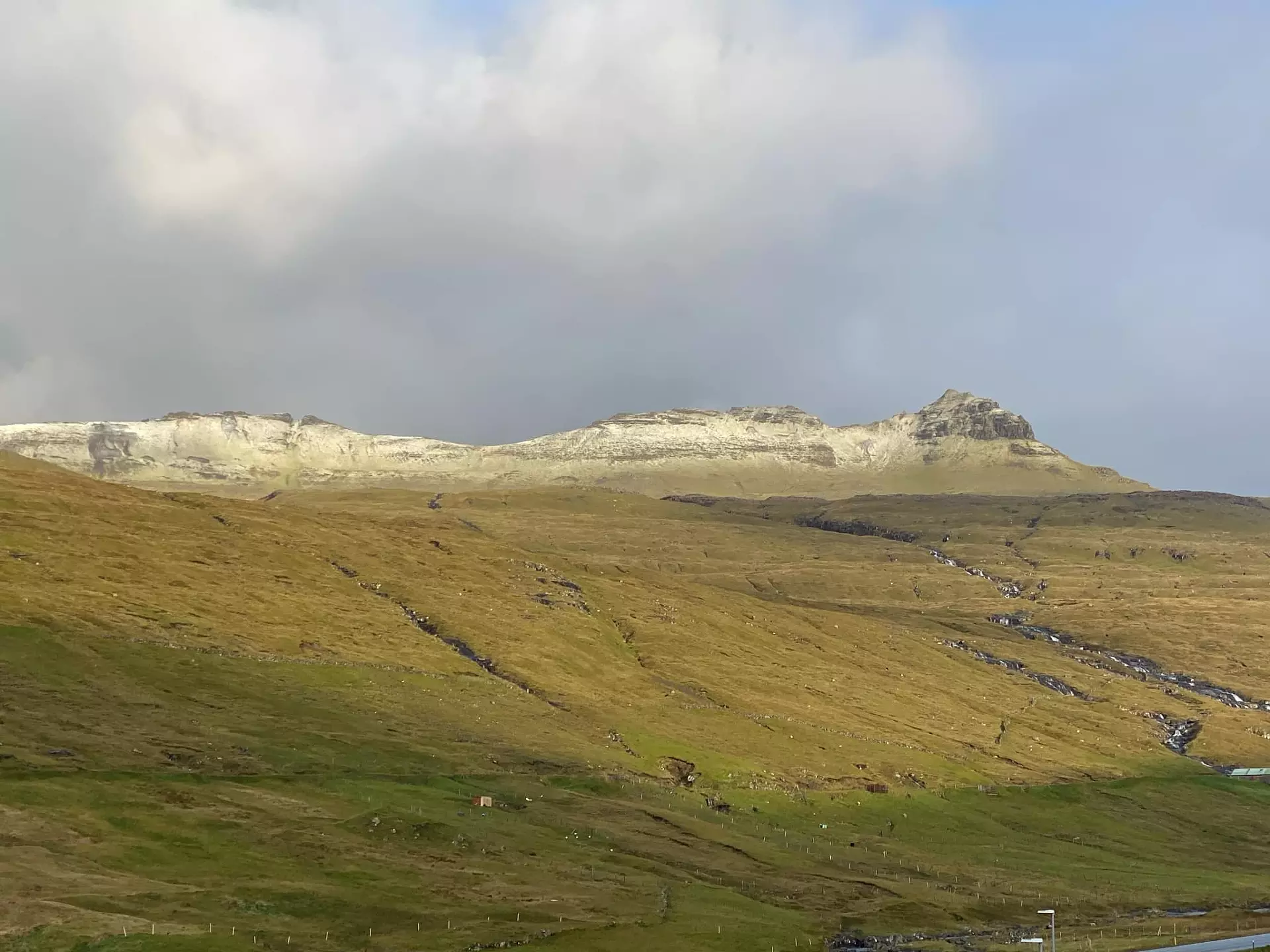Reynsatindur og Jógvansfjall avmyndað úr Sandavági í morgun.