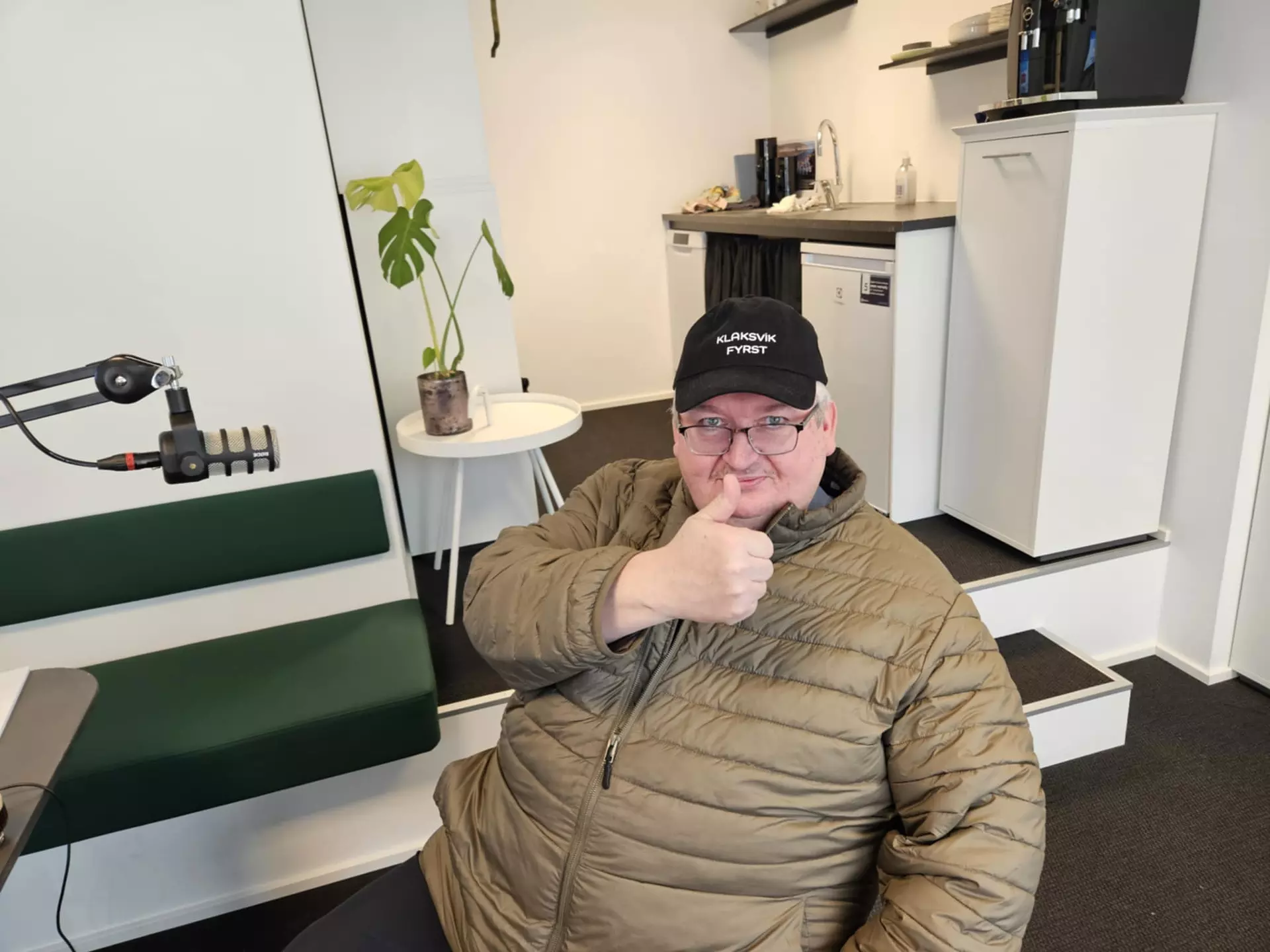 Símun á Høvdanum vitjaði eisini sendingina. Hann er Klaksvíkingur við stóra K. Hann hevur slagorðini SO VERÐUR TAÐ GJØRT og KLAKSVÍK FYRST