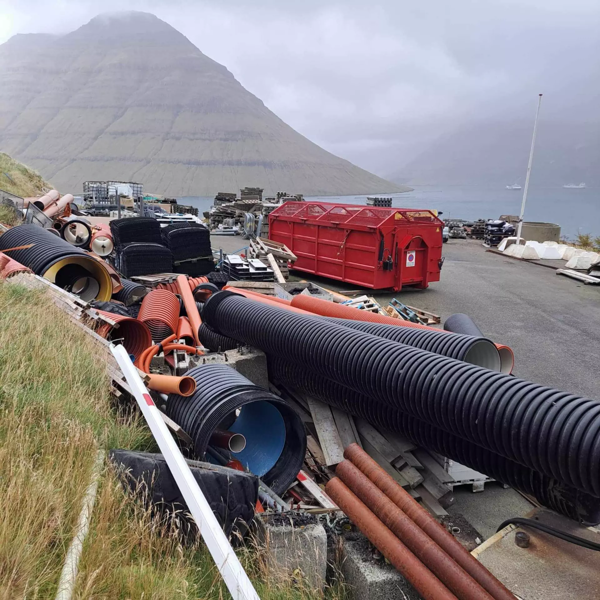 Á almennum økjum standa rustaðar maskinur og annað órudd hjá kommununi.