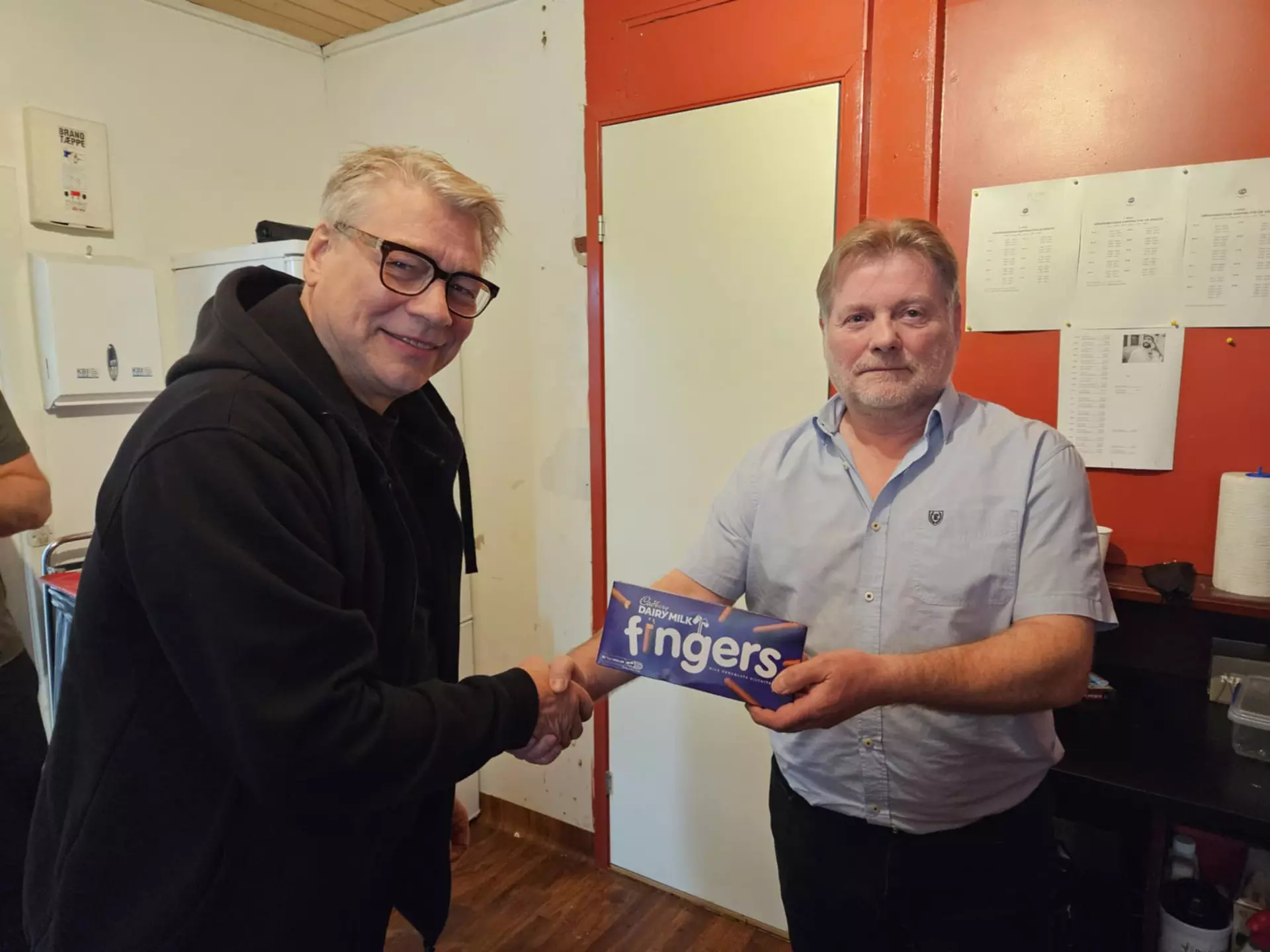 Sonhard Johannsen hevði keypt føðingardagsbarninum og Skáltamanninum Karl Martin Samuelsen FINGERS í føðingardagsgávu