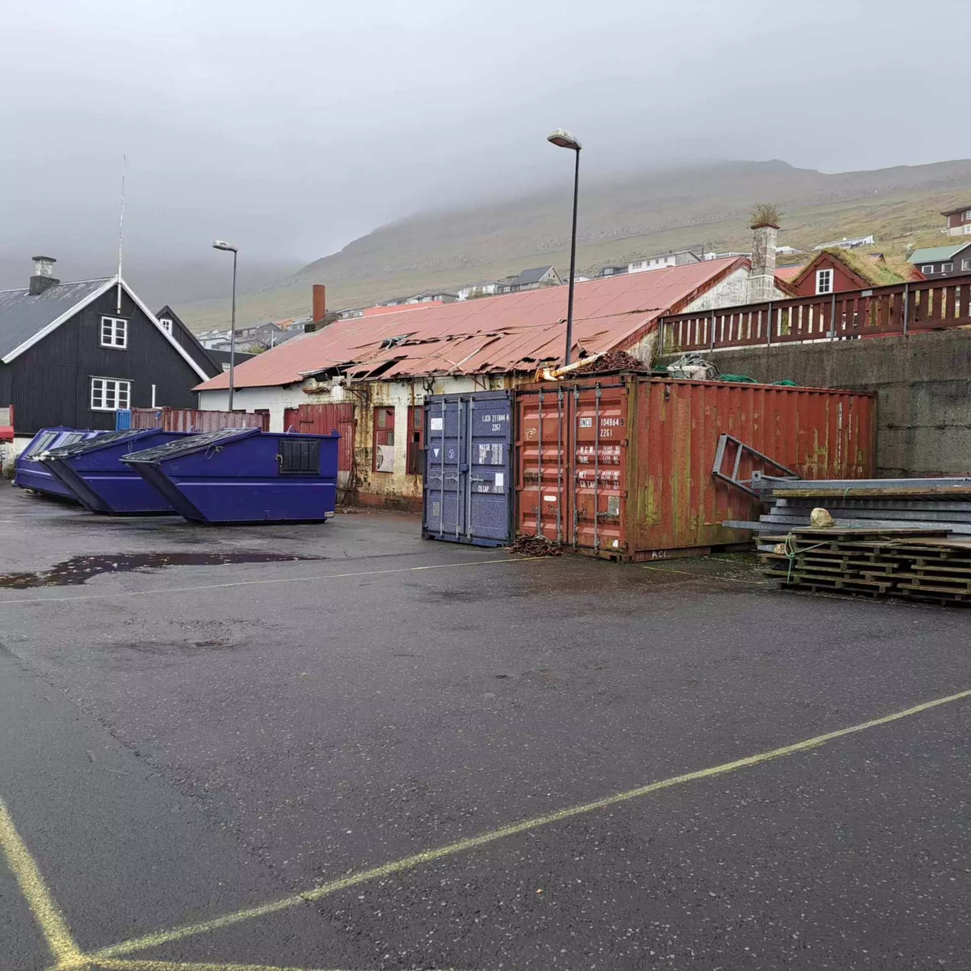 Ídni og økið framman fyri bygningin eru dømi um almenn støð, sum eru millum tey ljótastu og mest óruddiligu á havnaøkinum.