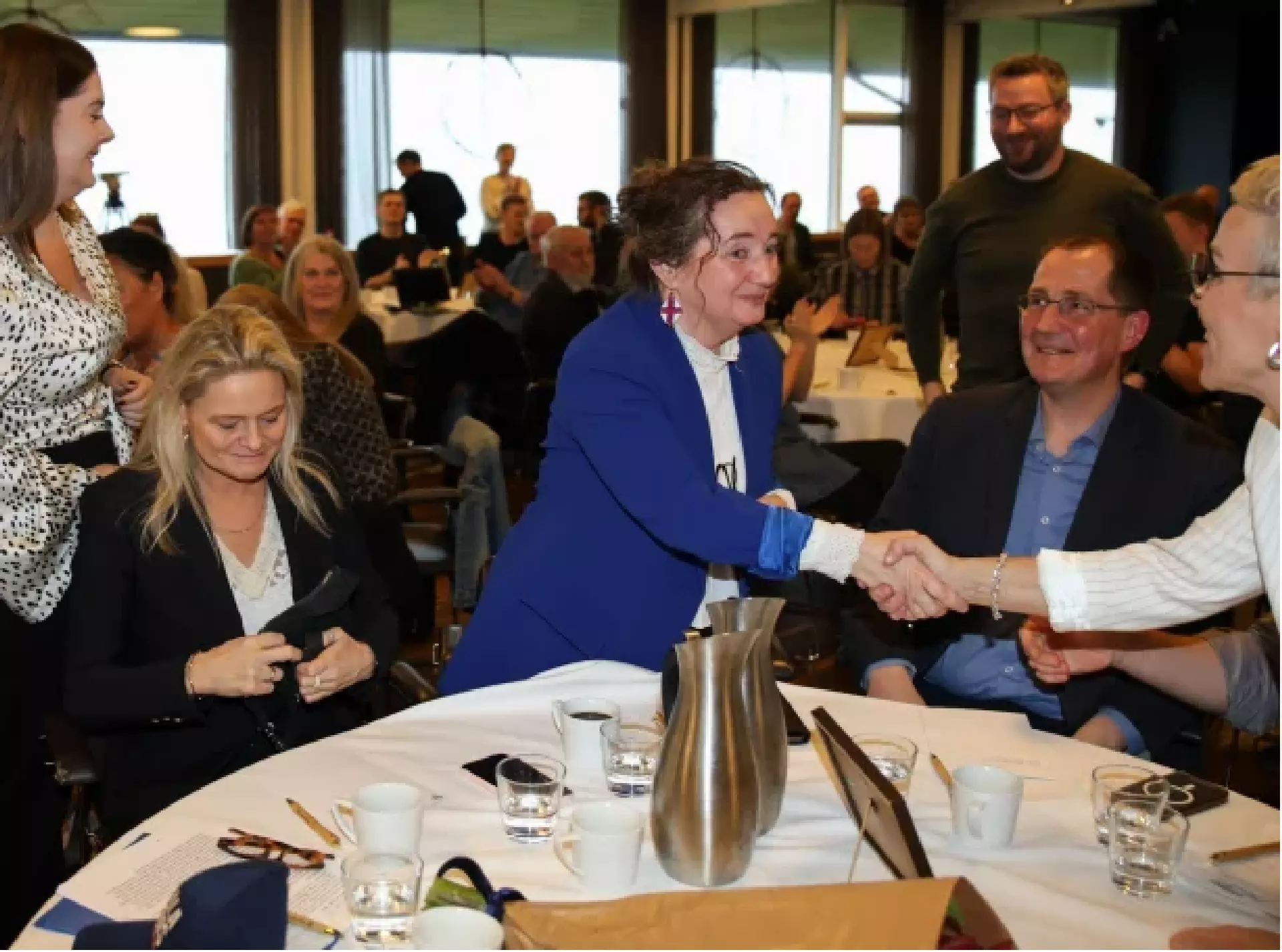 Fiskimálaráðharrin Dennis Holm og Liljan Weihe, tjóðveldiskvinna, fagna nývaldu forkvinnu síni, sum stutt eftir segði seg fara at seta fullveldismálið ovast á dagsskrá floksins, umframt at núverandi fiskiveiðiavtalan við Russland er til at liva við.