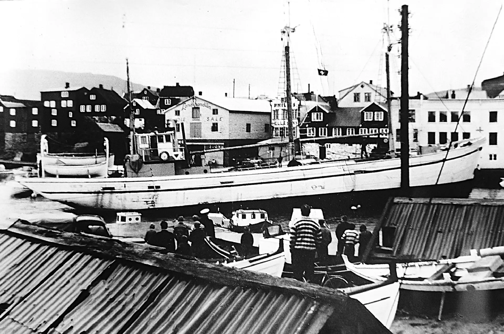 Í 1967 fekk farmaskipið Polo trupulleikar við umstýringini. Hon fór við ferð inn á Eystaruvág í Havn og tók í botn. Mynd: Tjóðsavnið.