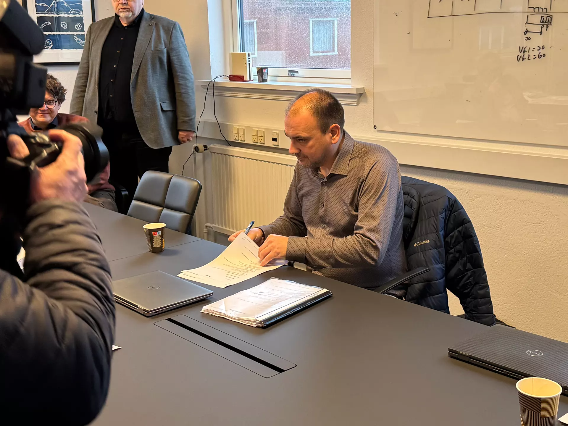 - Onkur helt okkum kanska vera svakar, men vit fóru miðvíst eftir at fáa knæsett arbeiðstíðsreglur í sáttmálanum, og tað eydnaðist, so eg eri sjálvsagt nøgdur, sigur Arnfinn Bech, formaður í Maskinmeistarafelagnum, sum her skrivar undir semjuna við KAF