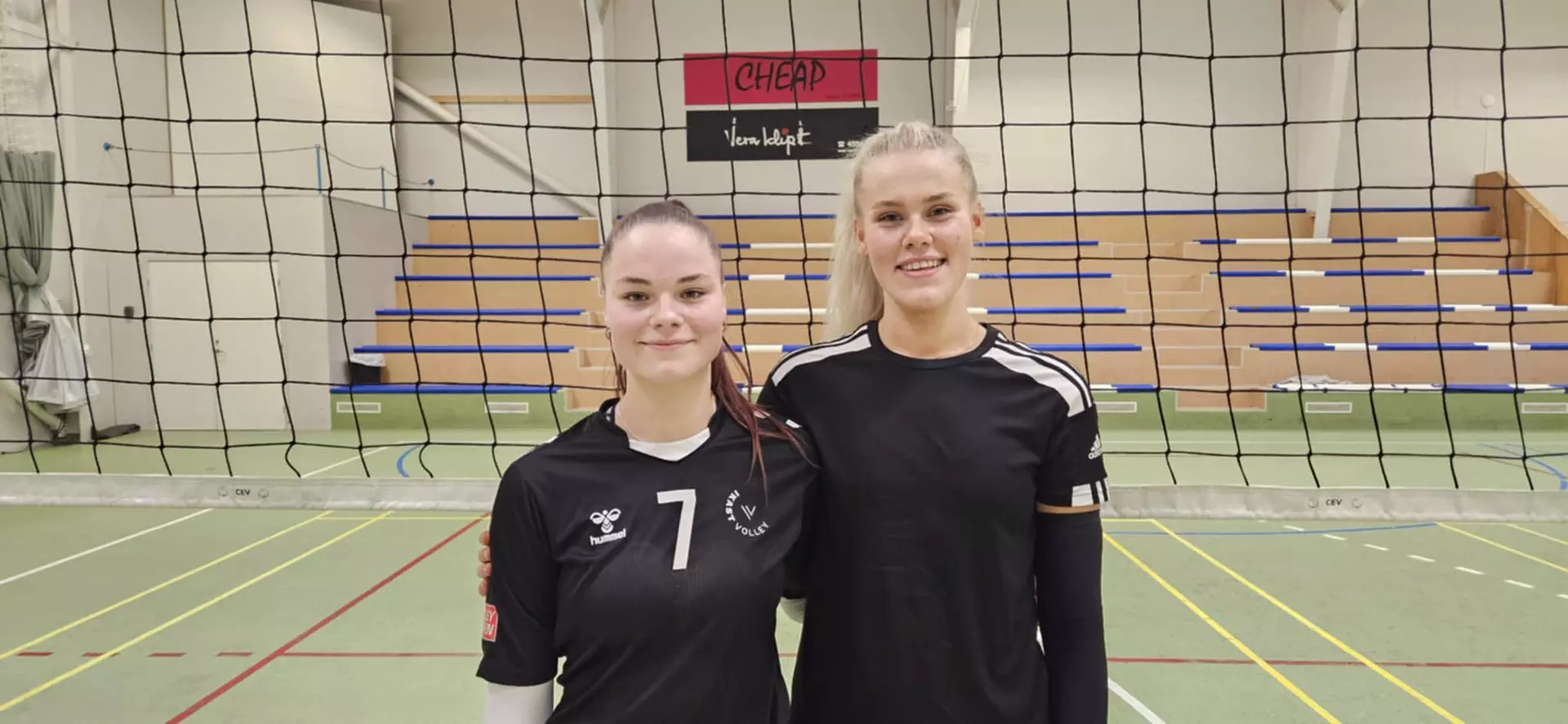Rebekka og Anna hava leikt fyri Mjølnir síðan tær vóru smágentir, men í samband við at tær ganga á ítróttarskúla í Danmark, so spæla tær við Ikast KFUM í bestu donsku kvinnudeildini