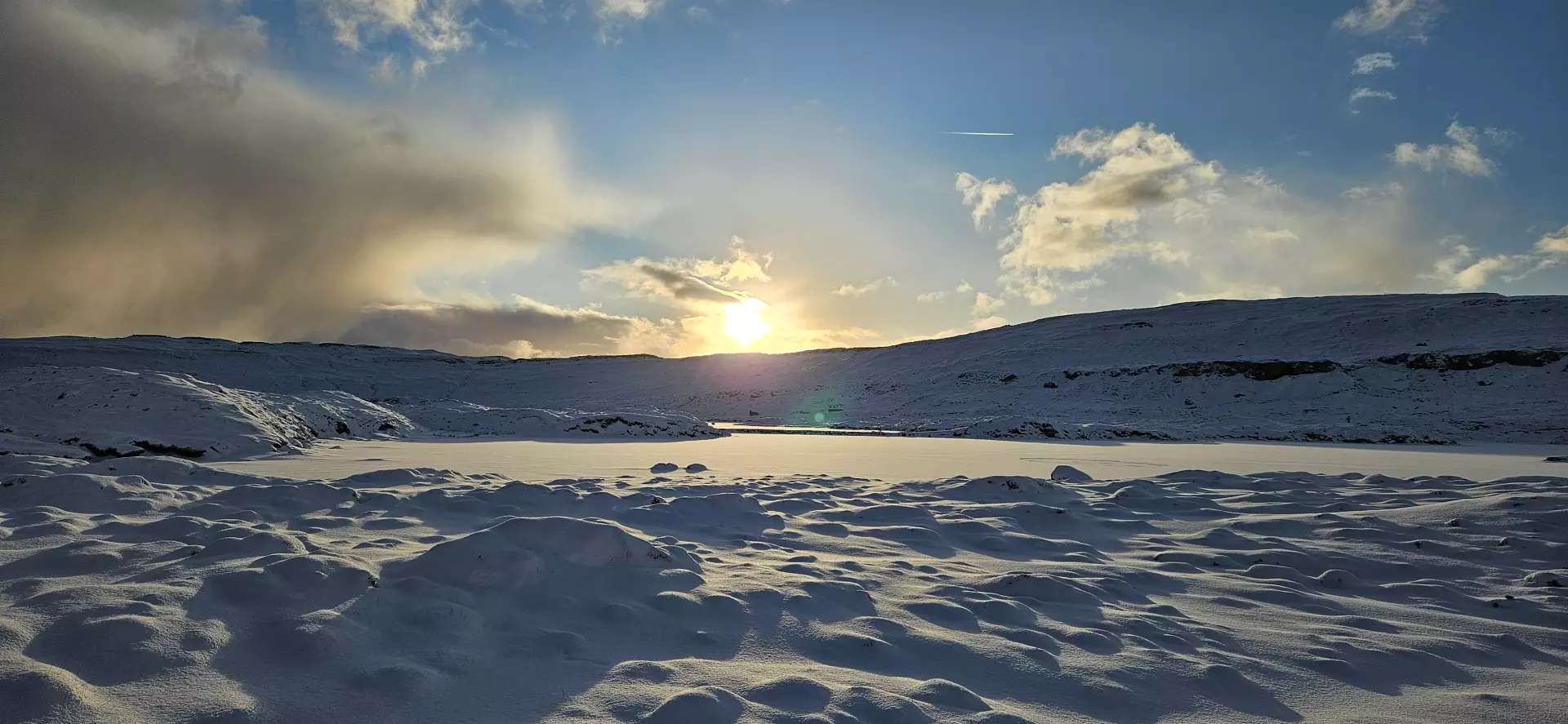 Mynd av kavanum við Toftavatn – tikin 6. januar. Luftin, sum rak ímóti Føroyum var óstøðug, og løturnar vóru mangan skiftandi við ælaveðri og sólglottum. Myndatakari: Miriam Lamhauge.