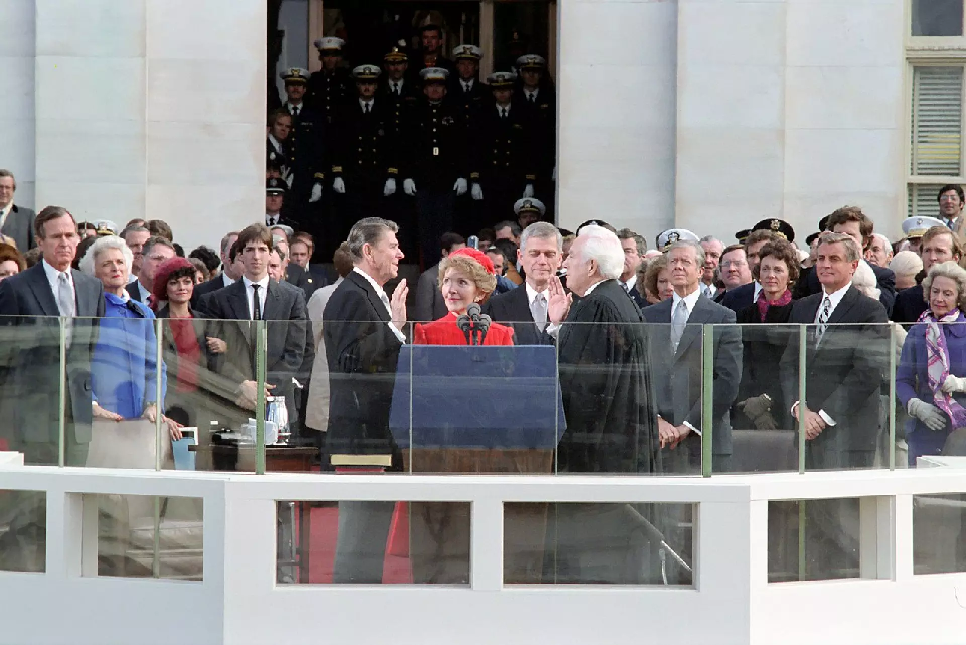 Fyrstu ferð vit í Føroyum í sjónvarpi (ein dag seinkað) sóu forsetan í USA verða tiknan í eið, var í 1981. Veðrið var tí besta, og vit sóu á balkongini uttan fyri Capitol eisini frafarandi forseta, Jimmy Carter. Hann var sjálvandi við til hátíðarhaldið, sum hann átti. Honum undir lið stóð Walter Mondale, fráfarandi varaforseti, sum stillaði upp ímóti Ronald Reagan 4 ár seinni men fekk tann størsta ósigurin til nakað forsetaval Í USA.