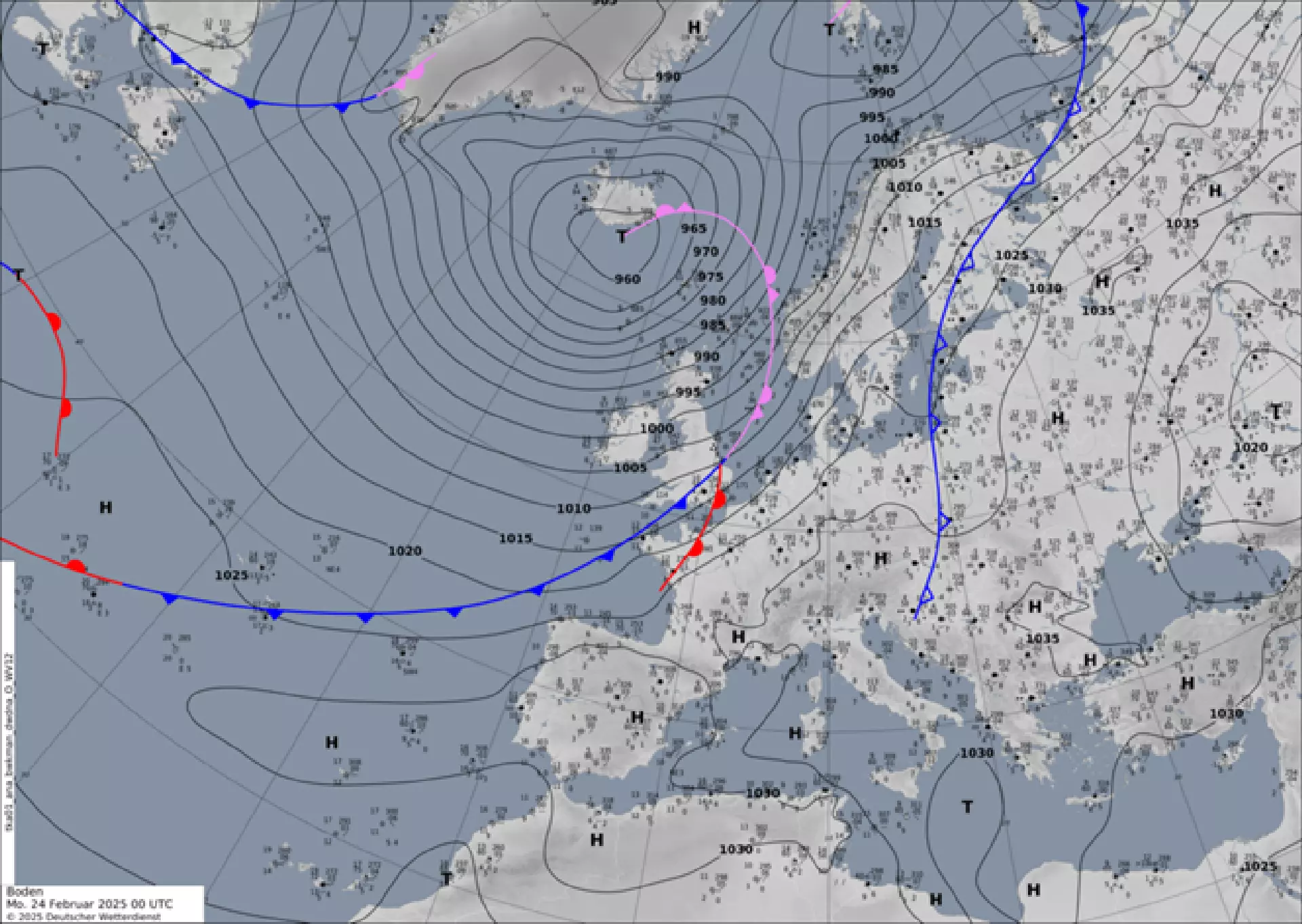 Mynd av veðurkorti frá týsku veðurtænastuni Deutsche Wetterdienst 24. februar 2025. Lágtrýst liggur tætt við Føroyar og hevur við sær vind av útsynningi og nakað av regni úr brúgvalagi haðani.