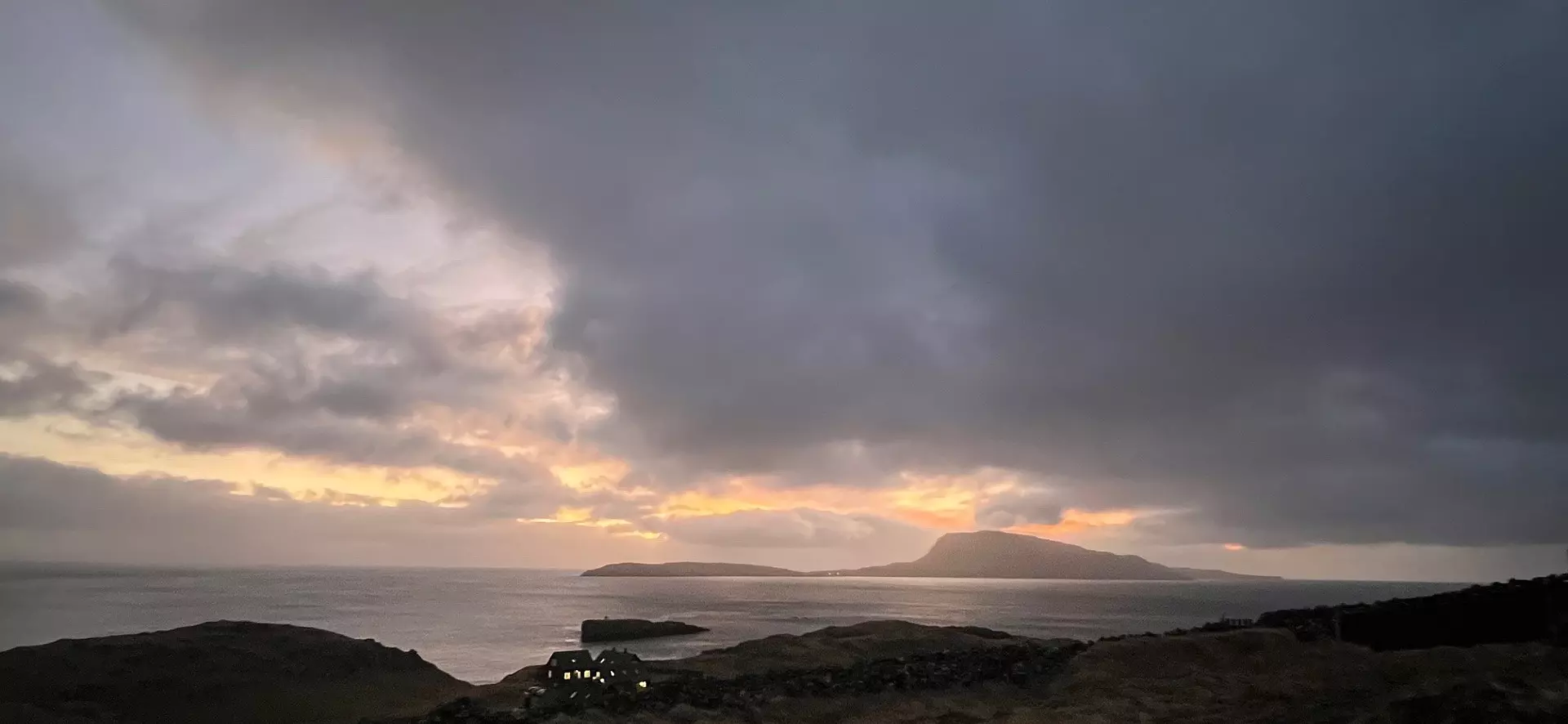 Nólsoyarfjørður og eystureftir – 14. januar. Lýtt og slavi luftrák langt sunnan úr havi. Í hesum luftrákinum var luftin støðug og kendist tung. Næstan ikki dagurin uttan ælaveður í øðrum triðingi av januar í ár. Myndatakari: Birgir Waag Høgnesen.
