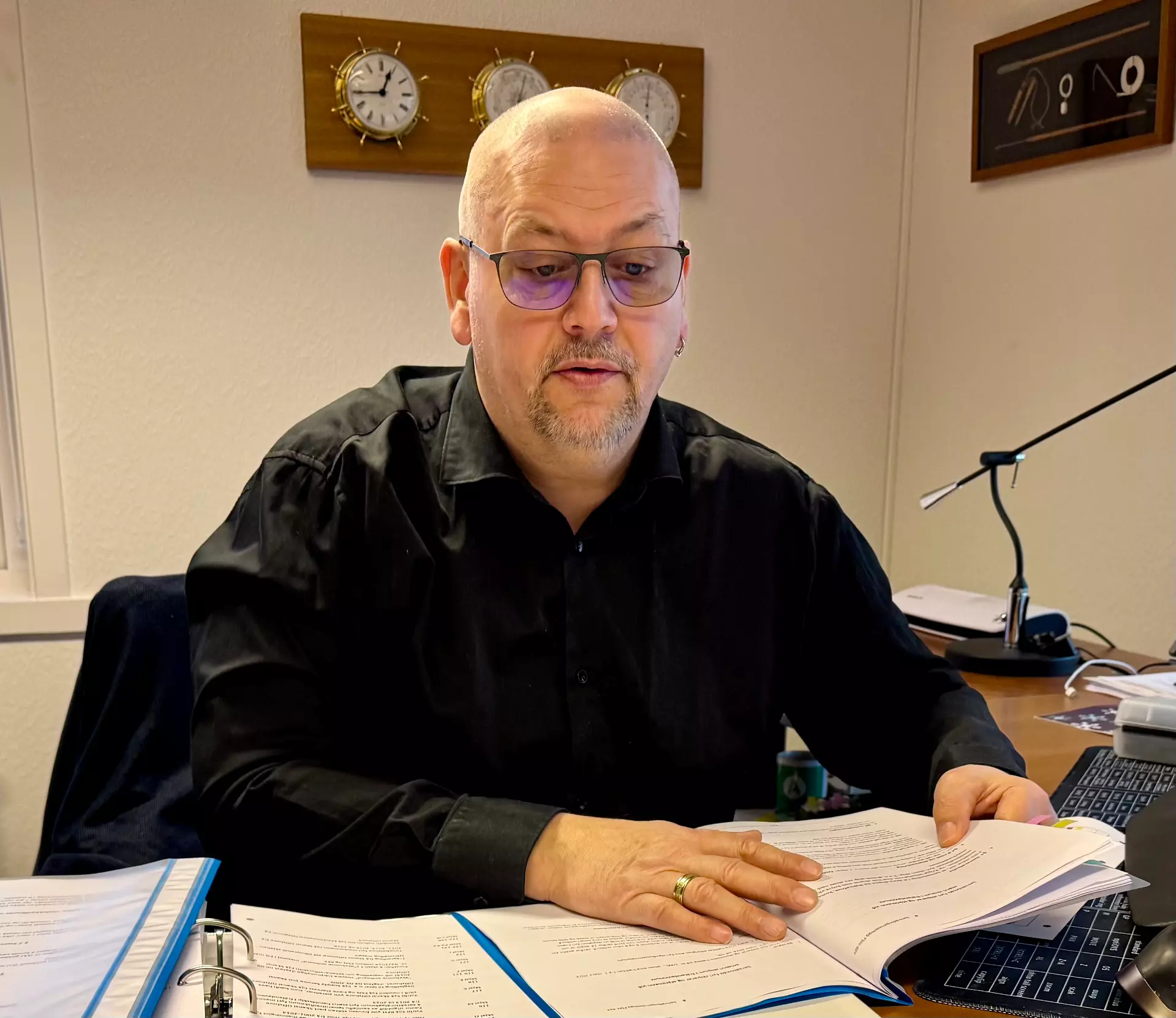 - Vit fara undir ongum umstøðum at góðtaka, at Strandferðslan og Fíggjarmálaráðið gera sær dælt av støðuni við at dumpa lønirnar á avloysaraskipinum, sigur Annfinnur Garðalíð, formaður í Føroya Skipara- og Navigatørfelag