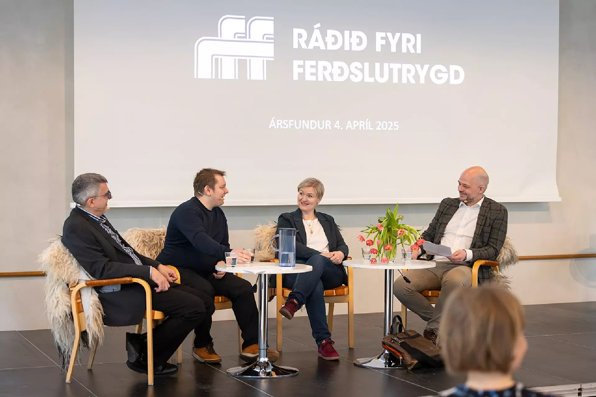 Høgni í Jákupsstovu stýrdi kjakinum. Í panelinum vóru: Firouz Gaini (granskari), Paul Kjartan Matras (lesandi á Fróðskaparsetrinum, og luttakari í kanningini) og Lovisa P. Glerfoss (stjóri í RFF)