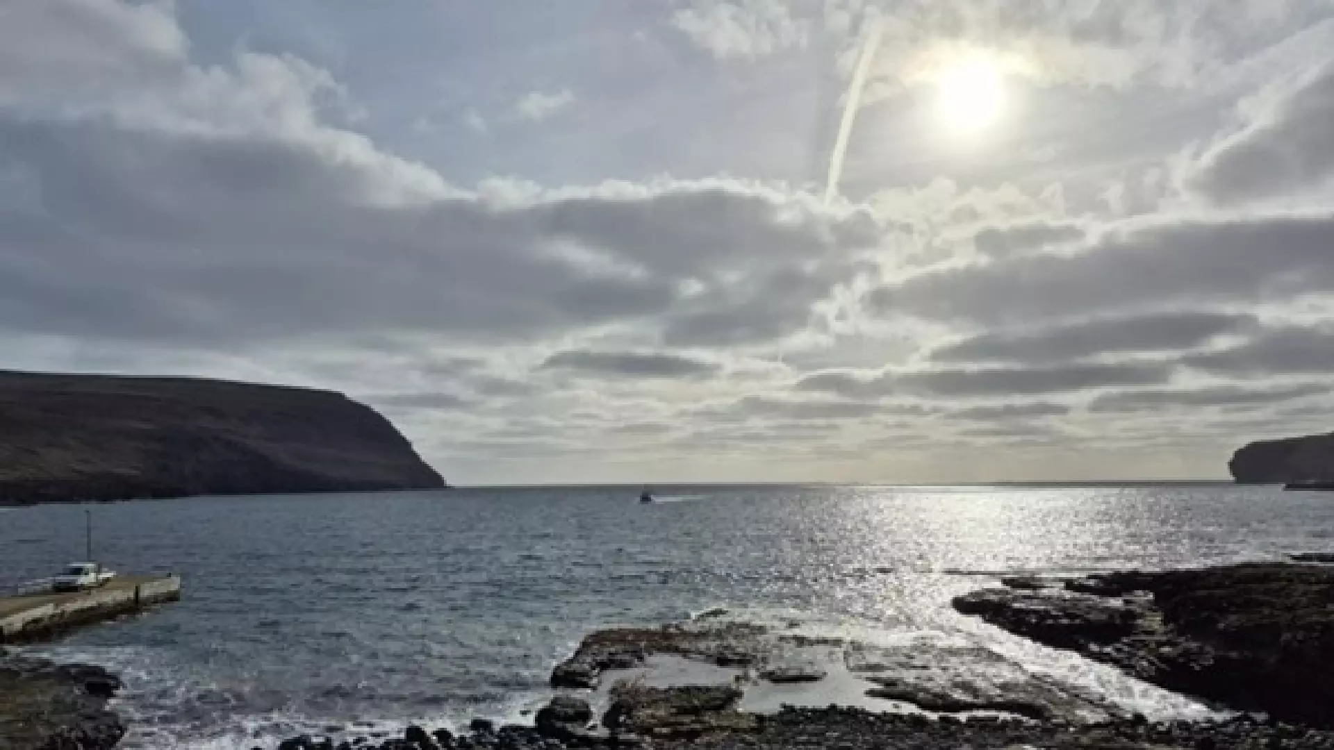 Hálvskýggjað loft út eftir Svínoyarvík fyrrapartin fríggjadagin 4. apríl. Fleiri góðar grundir til, at veðrið var so gott. Hátrýstveður. Luftin rak ímóti Føroyum fyrstu dagarnar í apríl av ymsum ættum. Hátrýst stóð ikki langt frá Føroyum, so hitalagið broyttist ikki tað stóra. Loftið var ofta klárt hesar dagarnar, og í nógvum støðum var sól ella sólglottar. Mynd: Jógvan Horn.