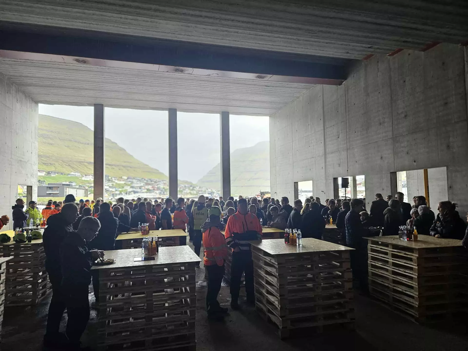 Veitslusalurin á KG við útsýni út eftir vágni móti Kunoyarnesi