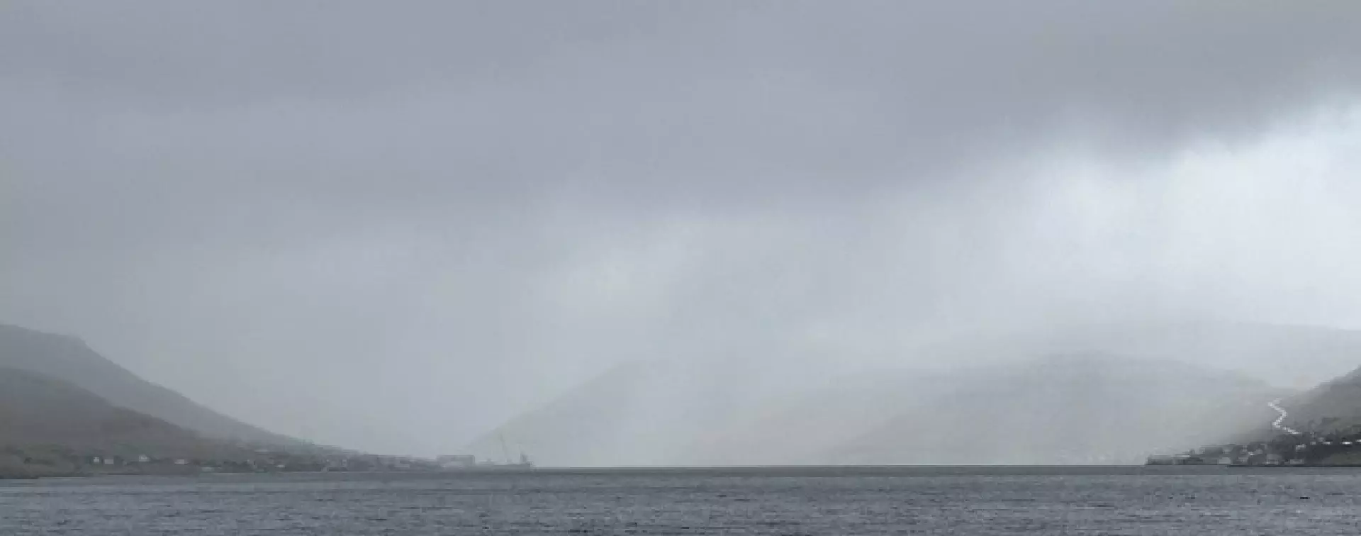 Ælaveður á Skálafirði fyrrapartin fríggjadagin 11. apríl. Ein kuldabrúgv úr einum lágtrýsti, sum stóð yvir Irmingarhavinum, fer framvið. Lágtrýst komu nær Føroyum báðumegin miðjuna á mánaðinum, men eingi av teimum vóru djúp við illveðri. Tíðarskeiðið kann kanska betur lýsast sum eitt órógv frá hátrýstveðrinum fyrst í mánaðinum. Mynd: Kim Midjord