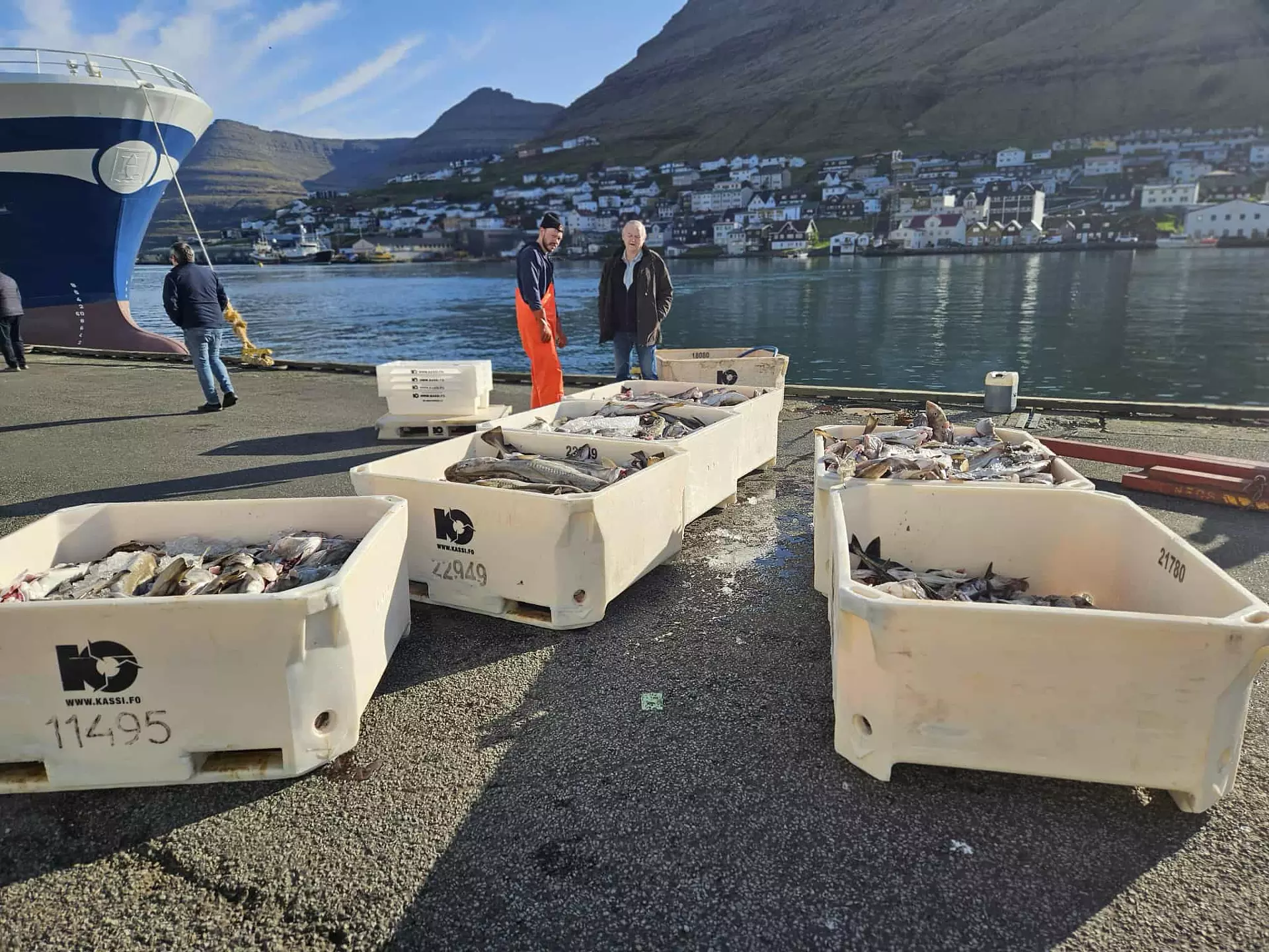 Menn í góðum lag práta óført í góðveðrinum í morgun